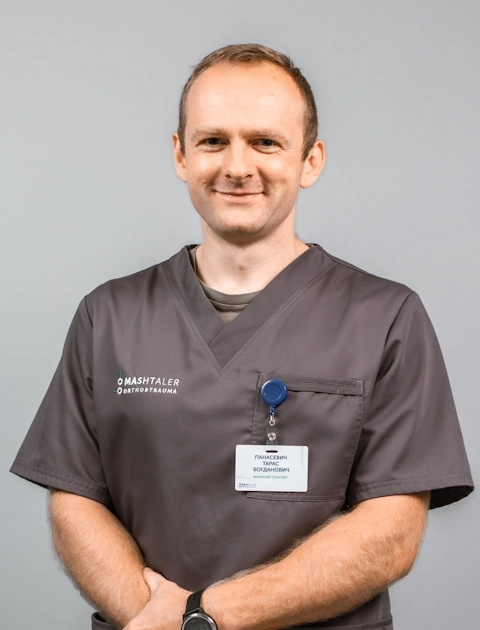 На фото зображений Тарас Панасевич — фізичний терапевт медичного центру Mashtaler Ortho&Trauma