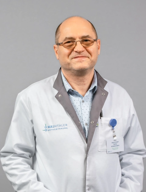На фото зображений Тарас Машталер — лікар ортопед-травматолог, хірург медичного центру Mashtaler Ortho&Trauma