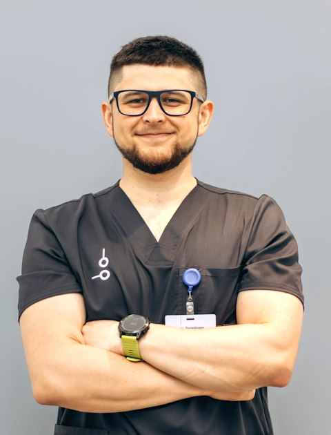 На фото зображений Василь Мелень — лікар ортопед-травматолог, хірург медичного центру Mashtaler Ortho&Trauma