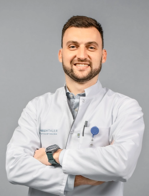 На фото зображений Роман Машталер — лікар ортопед-травматолог, хірург медичного центру Mashtaler Ortho&Trauma