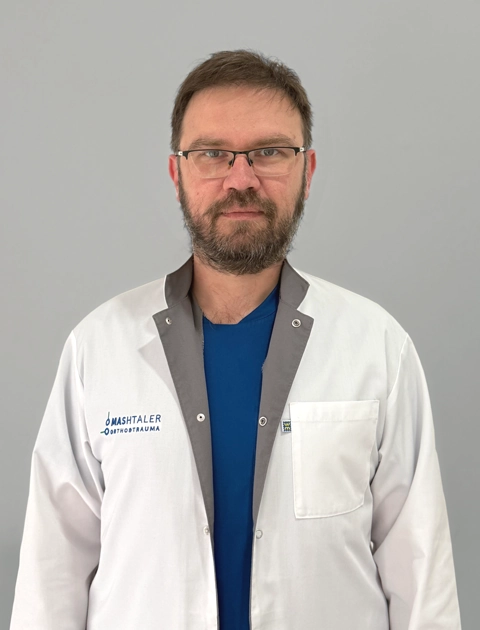 На фото зображений нейрохірург Mashtaler Ortho&Trauma Ярослав Діжак