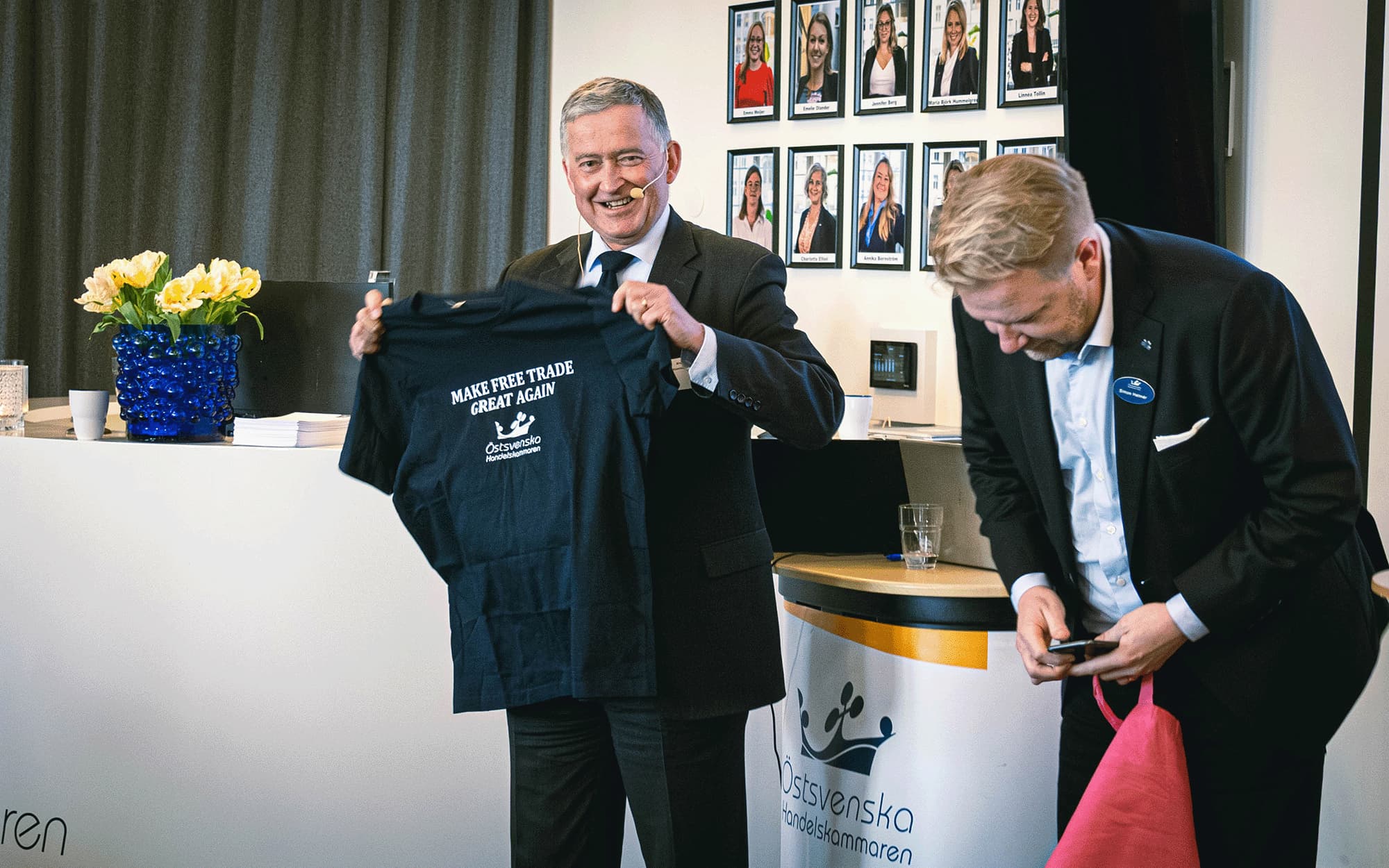 Director General Anders Ahnlid holding a t-shirt that says Östsvenska Handelskammaren Make Free Trade Great Again