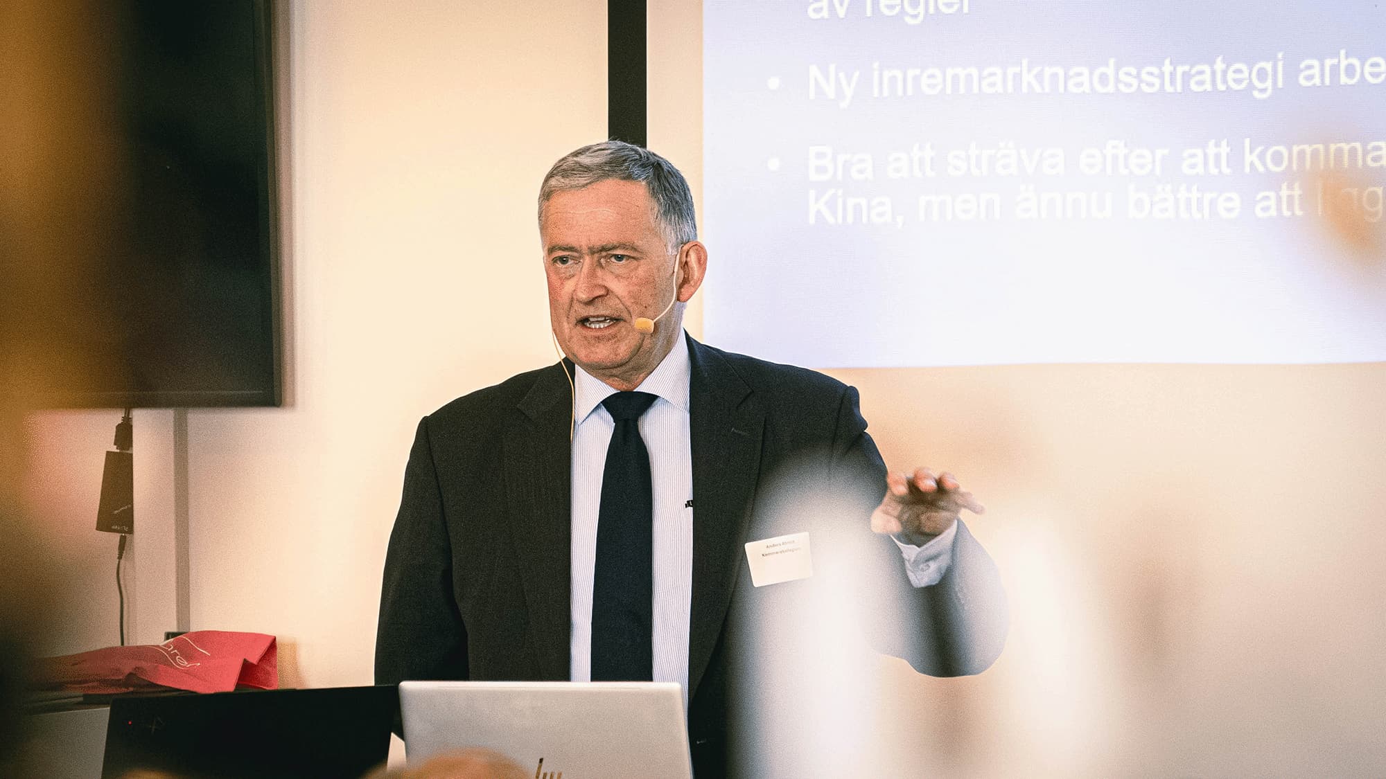 Director General Anders Ahnlid holding speaking to an audience