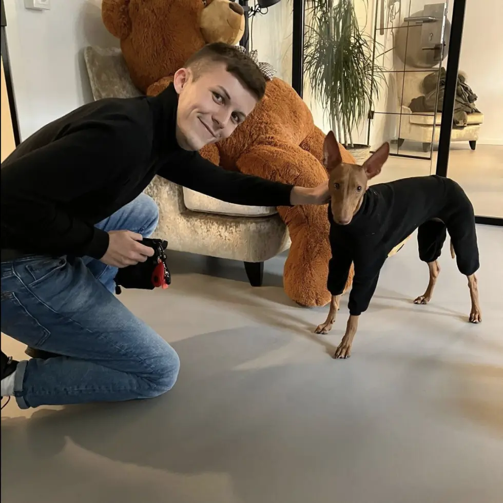 A Berlin Bytes team member in the office with a dog
