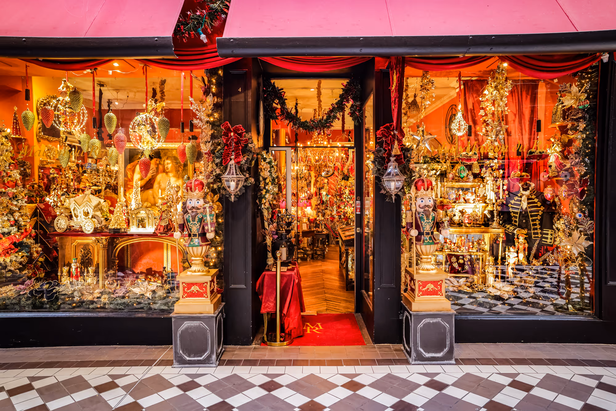 Un palais baroque remplie de bougie allumée