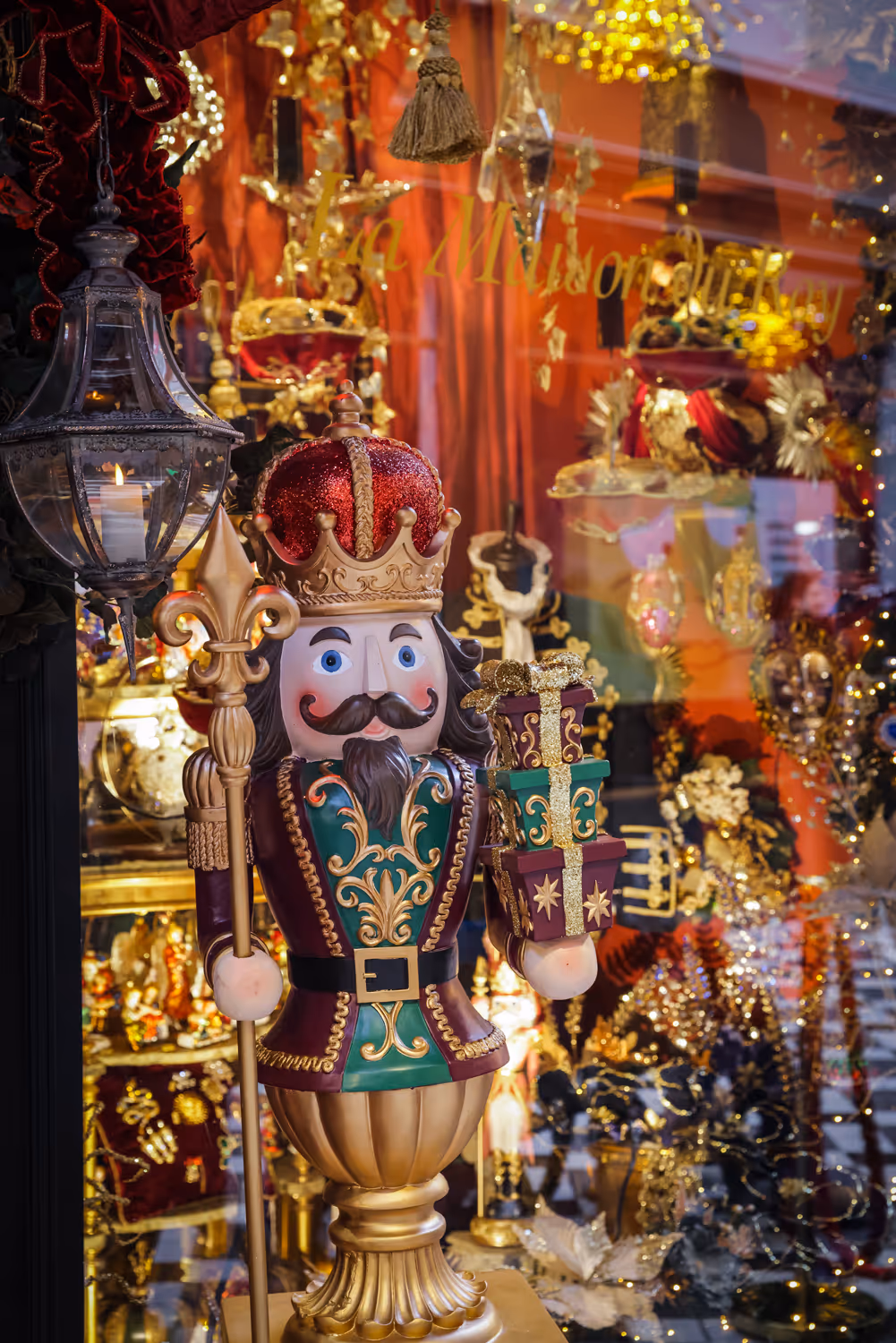 Un palais baroque remplie de bougie allumée