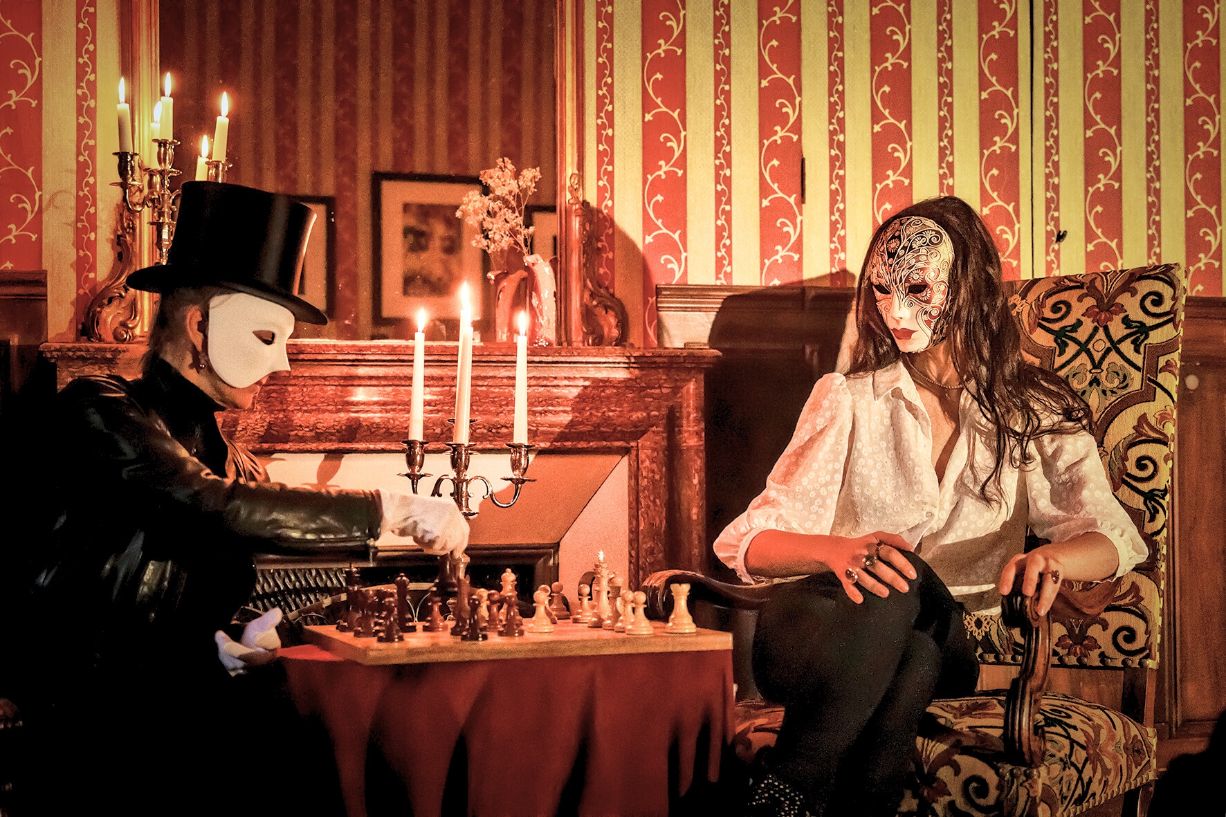 Un palais baroque remplie de bougie allumée