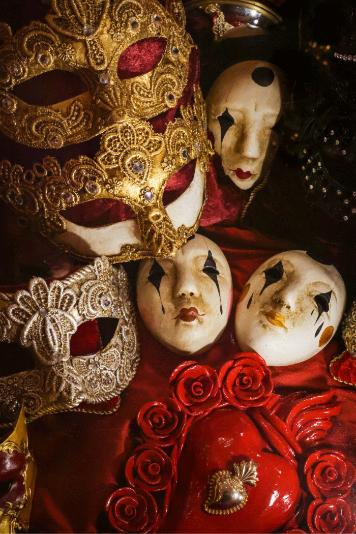 Un palais baroque remplie de bougie allumée