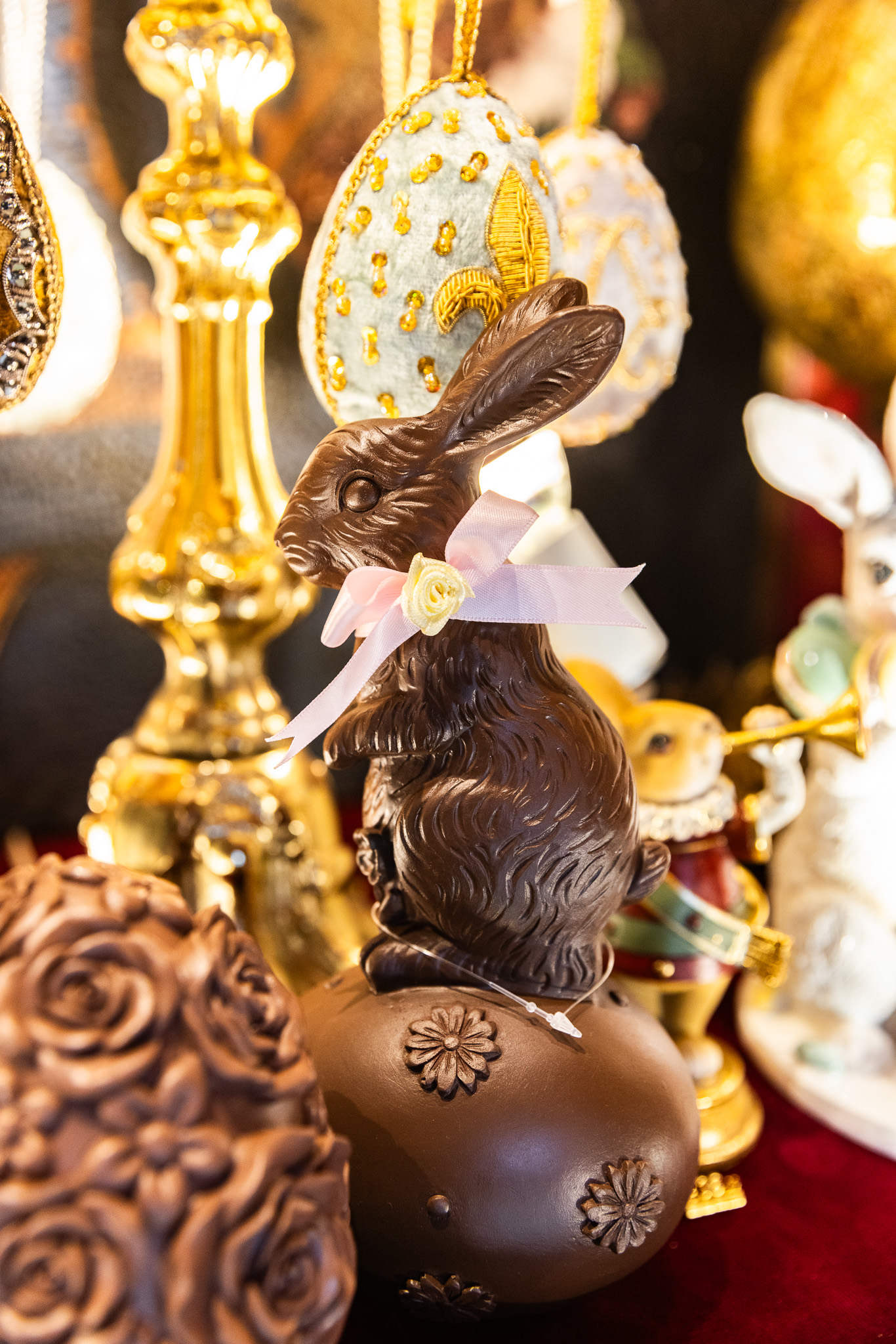 Un palais baroque remplie de bougie allumée