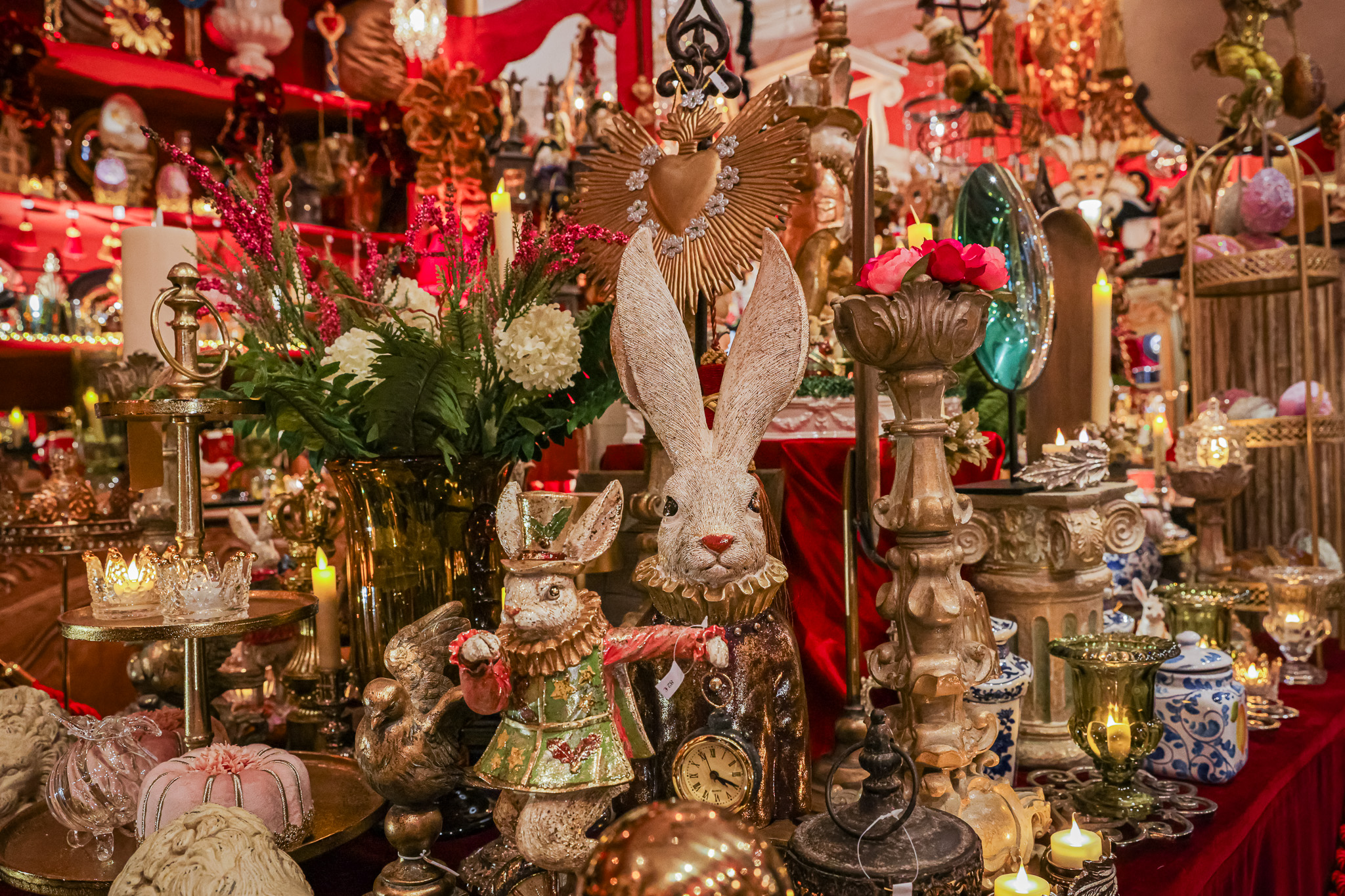Un palais baroque remplie de bougie allumée