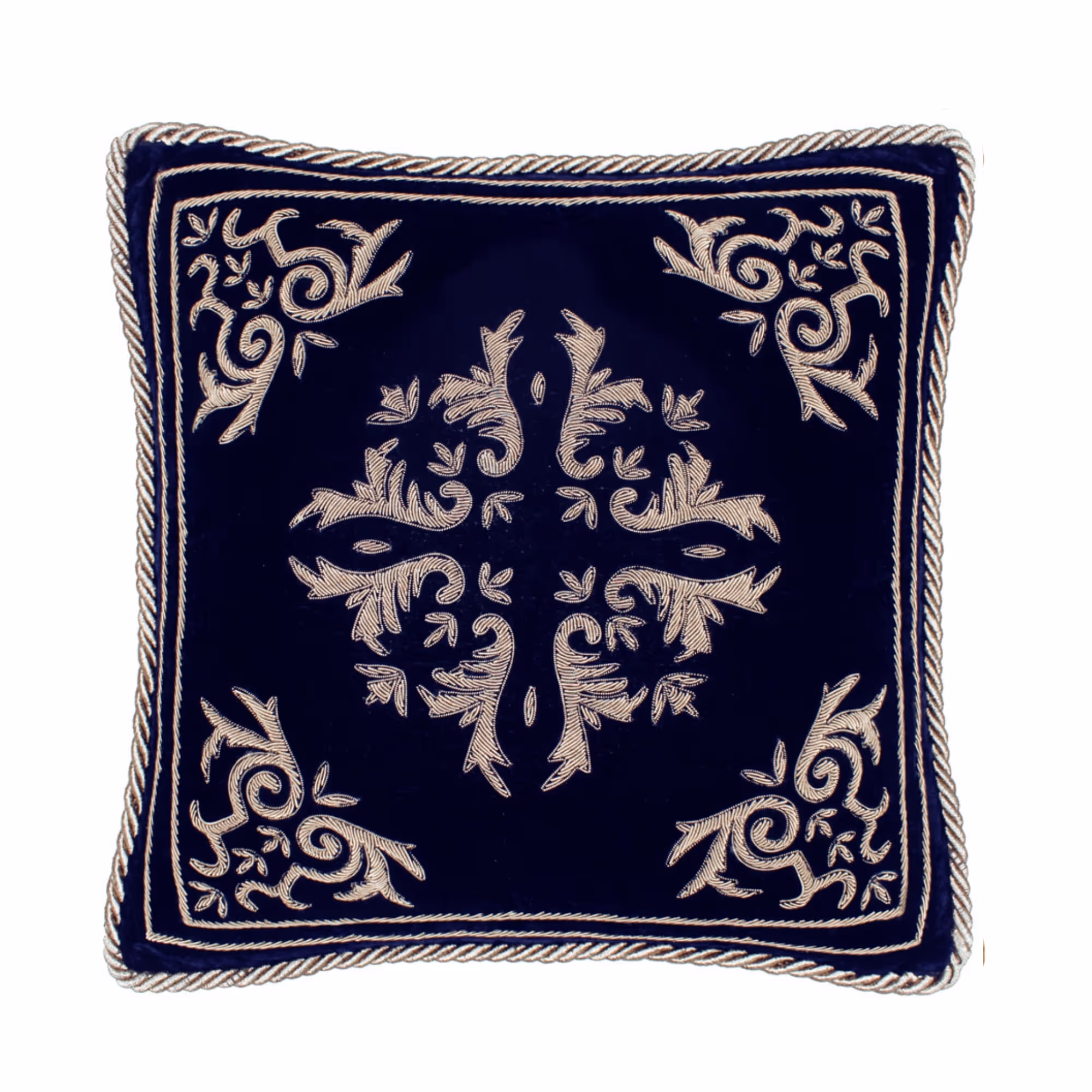 Coussin carré bleu foncé avec arabesques blanches brodées et bordure torsadée blanche.