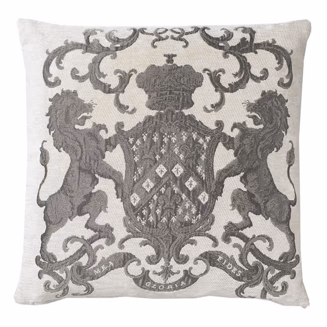 Coussin blanc avec un écusson royal gris orné de deux lions et une couronne.