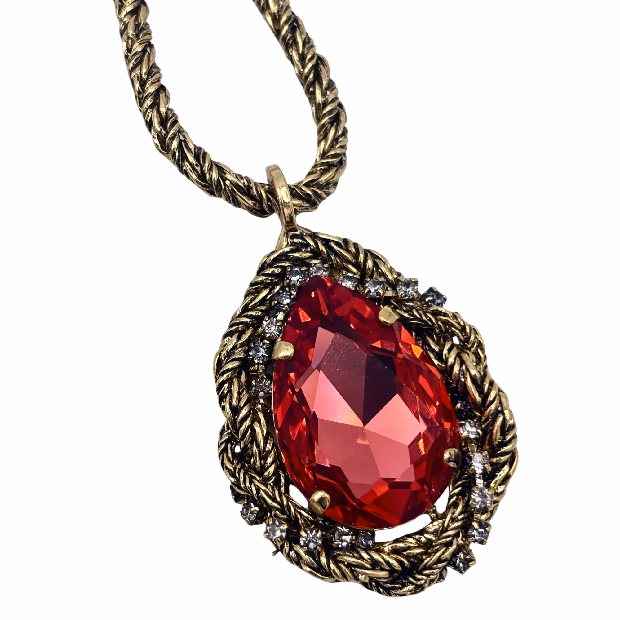 Collier en laiton doré avec pendentif orné d'une grande pierre rouge taillée en poire entourée de petits cristaux.