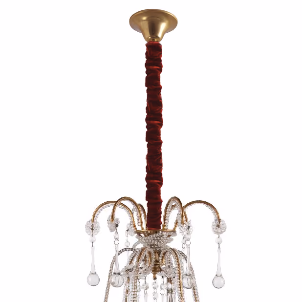 Lustre suspendu avec tige recouverte de tissu rouge et décorations en cristal pendantes.