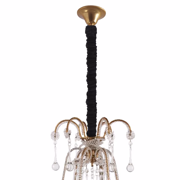 Lustre suspendu doré avec décorations en cristal et gaine noire autour de la tige.