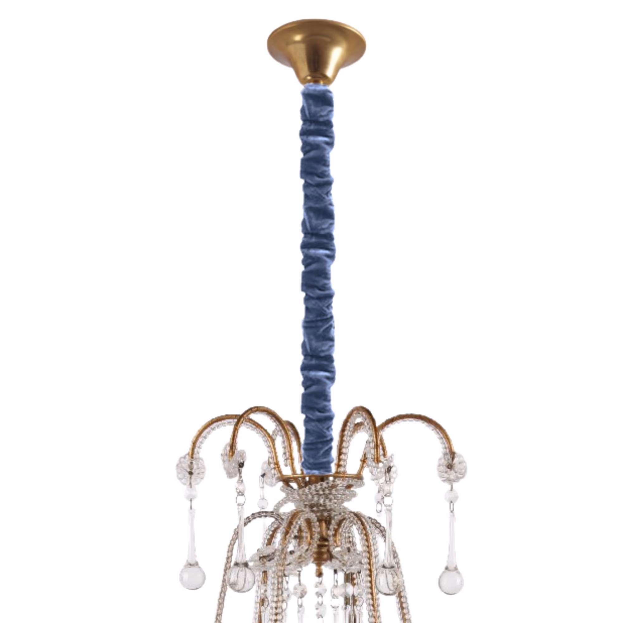 Lustre suspendu avec suspension dorée et manche en tissu bleu rempli de gouttes de cristal.