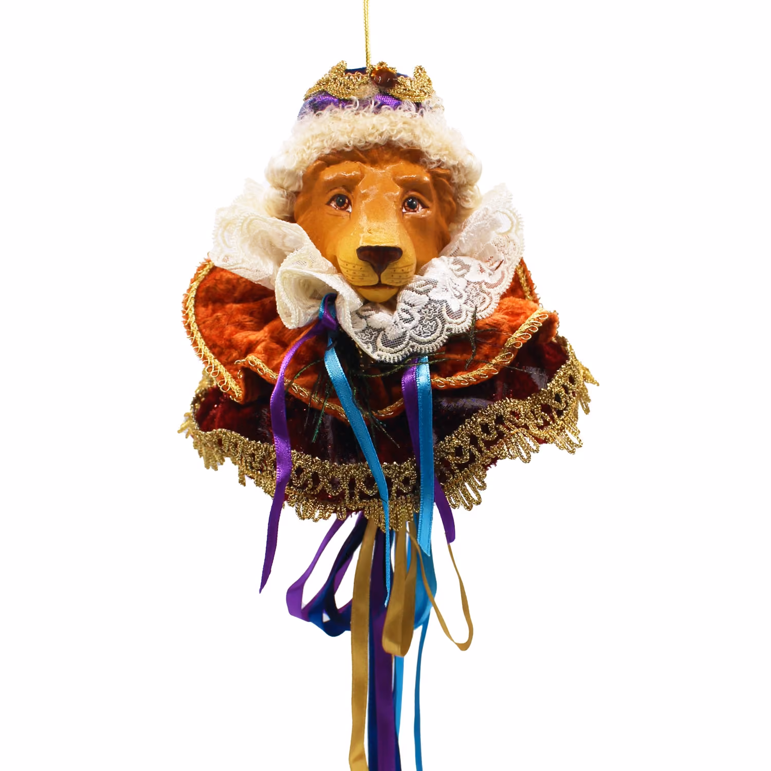 Décoration de lion portant une couronne et un costume royal orné de dentelle et de rubans colorés.