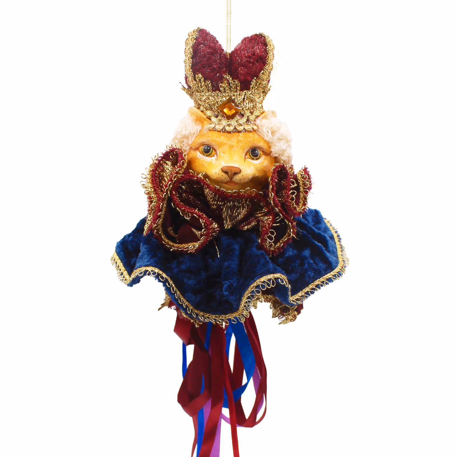 Ornement suspendu représentant une tête de chat royale en tenue bleue et rouge avec détails dorés.