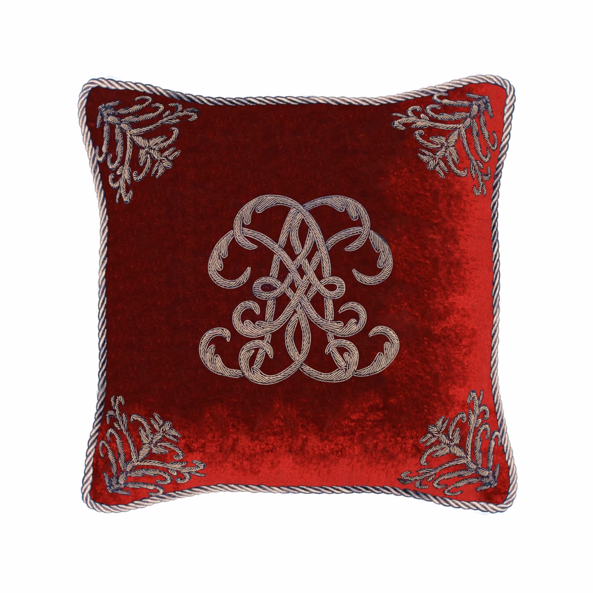 Coussin carré en velours rouge avec motifs brodés argentés au centre et dans les quatre coins, bordé d'une corde torsadée argentée.