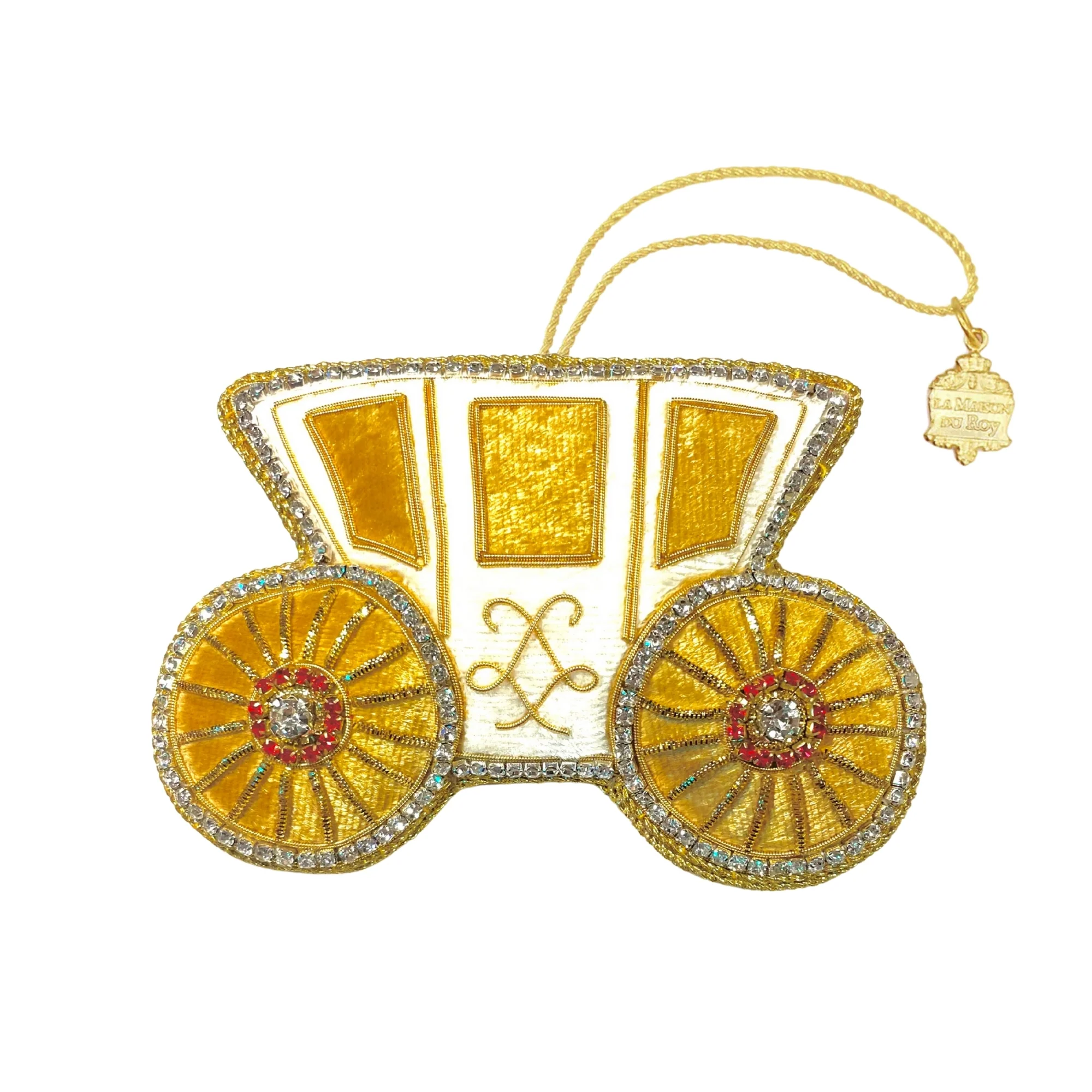 Une petite décoration brodée en forme de carrosse avec des roues dorées et des détails en strass, accompagnée d'une étiquette portant l'inscription La Maison du Roy.