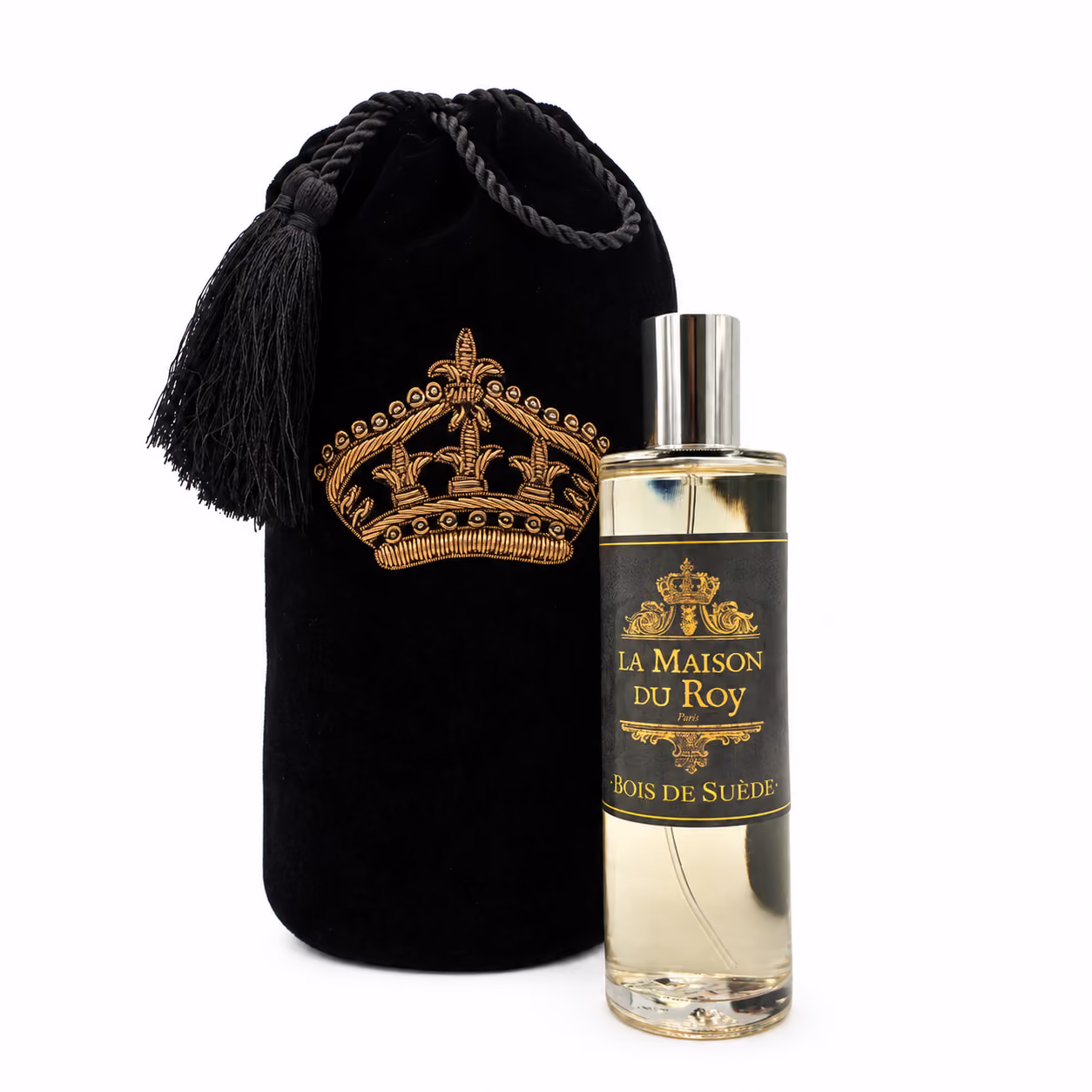 Bouteille de parfum La Maison du Roy Bois de Suède avec un sac en velours noir orné d'une couronne dorée brodée et d'un pompon.