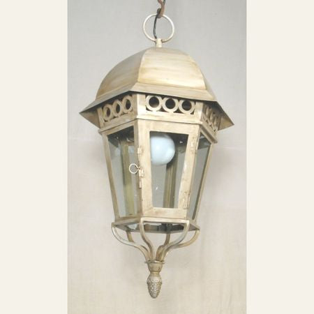 Lanterne vitrée en fer forgé patiné, suspendue, avec chapeau bombé et finial ornemental