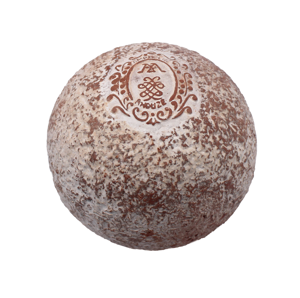 Boule parfumée en terre d'Anduze mouchetée brun et blanc avec médaillon estampé