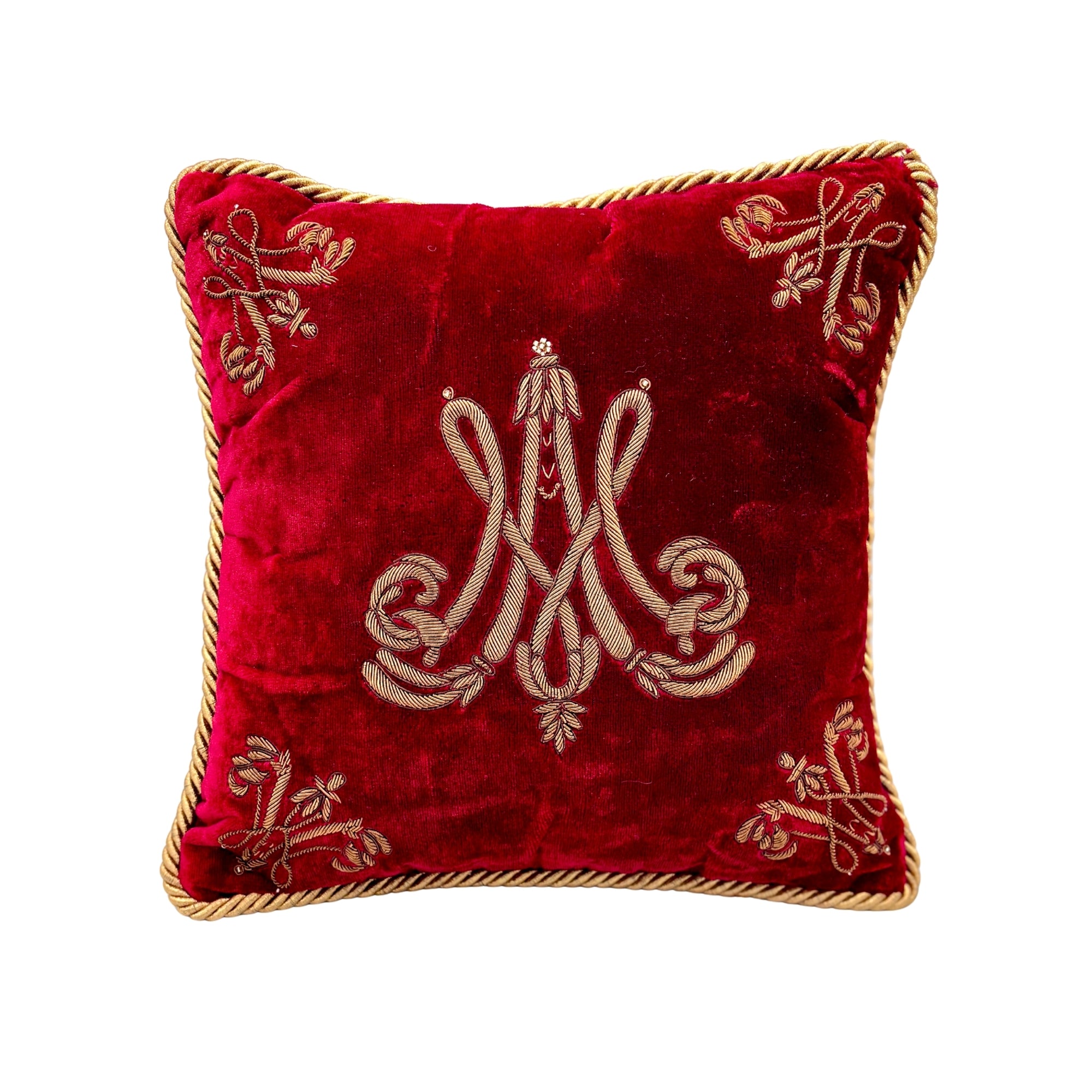 Coussin 30x30 en velours rouge, brodé main de monogrammes dorés, finition passepoil torsadé or