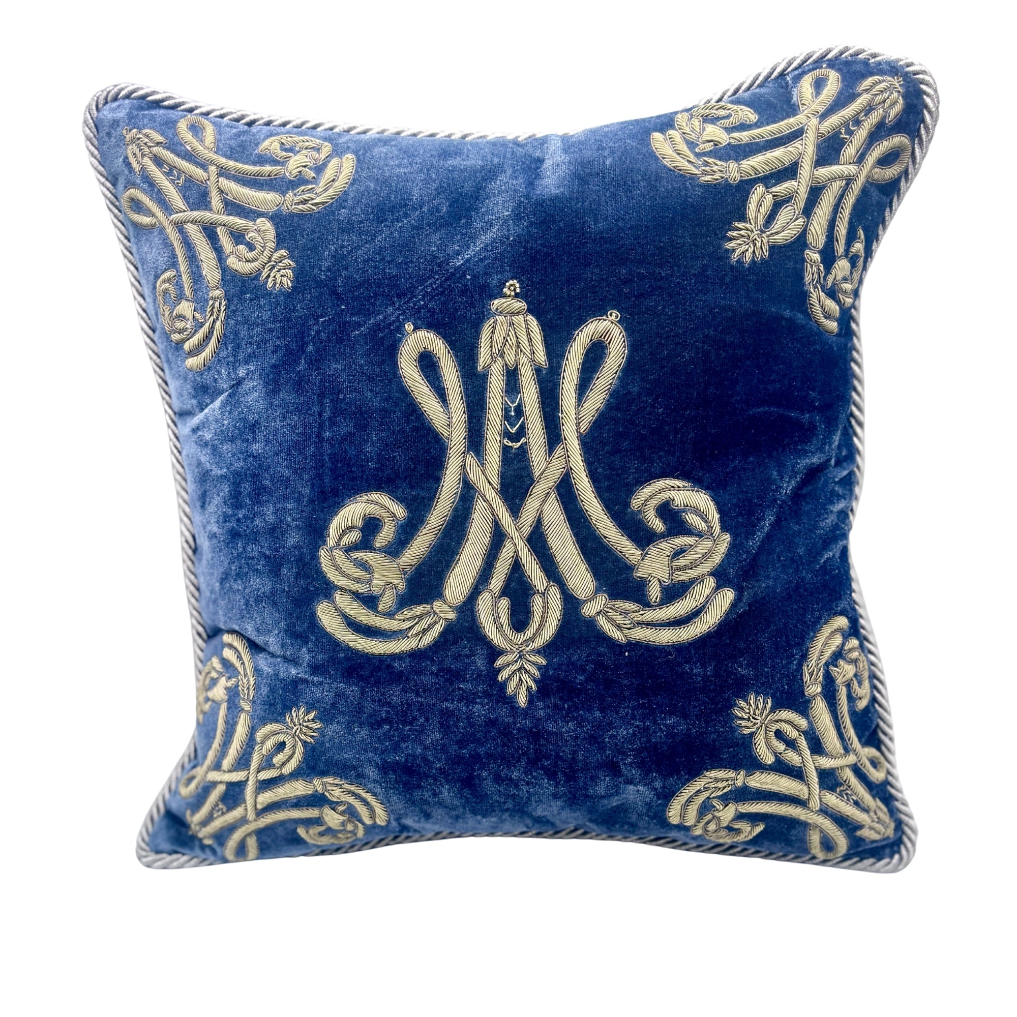 Coussin 40x40 en velours bleu brodé main, monogramme doré style Marie-Antoinette et passepoil torsadé