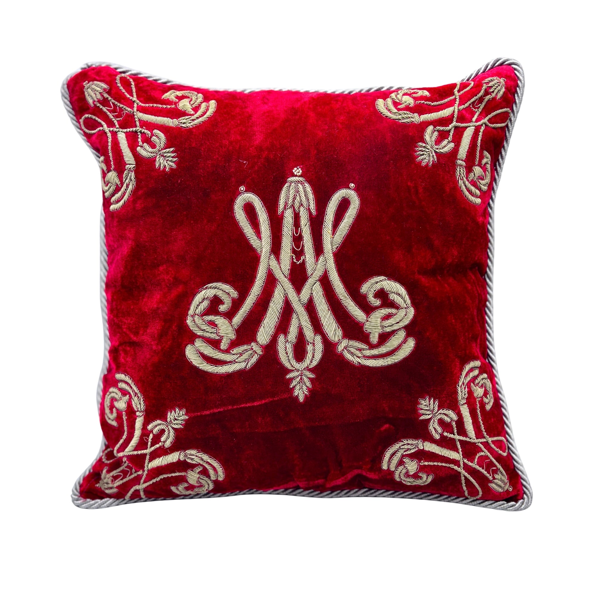 Coussin 40x40 en velours rouge, broderie main dorée style Marie-Antoinette et passepoil torsadé gris