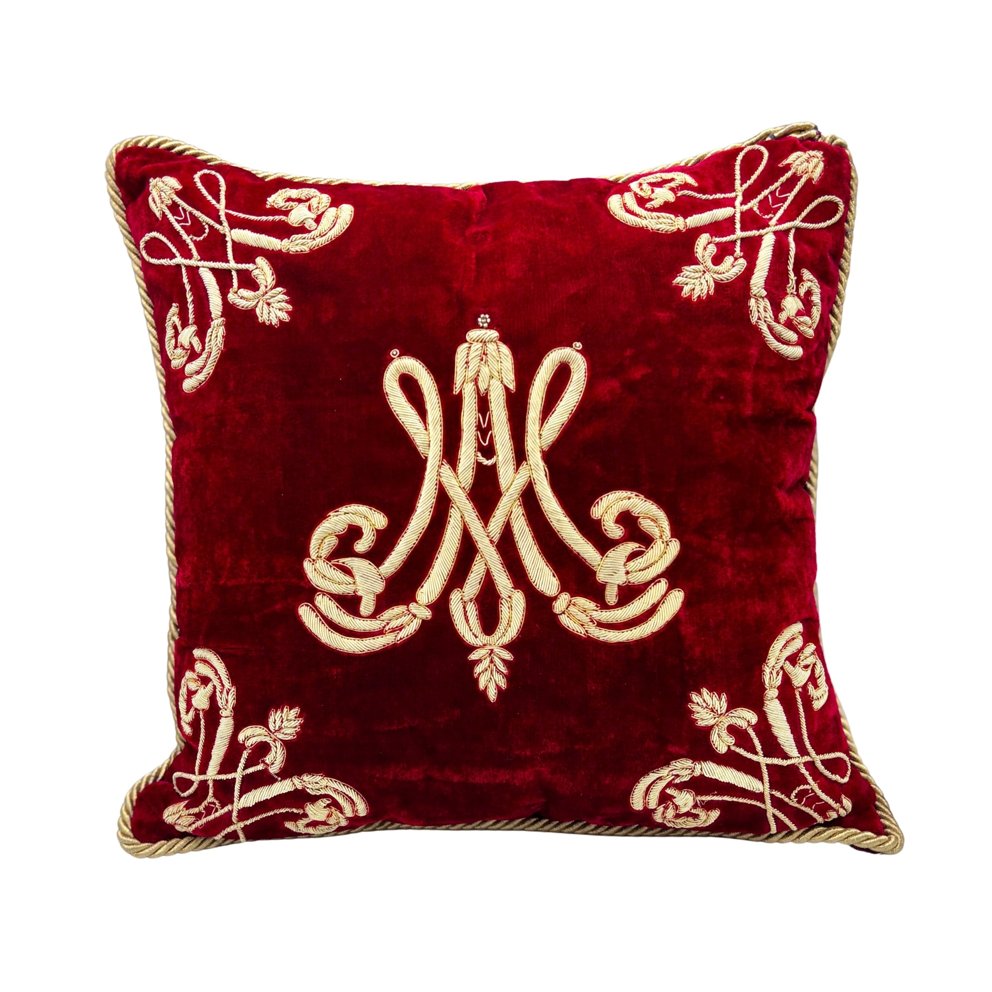 Coussin 40x40 en velours rouge brodé main, motifs dorés style royal et passepoil torsadé assorti