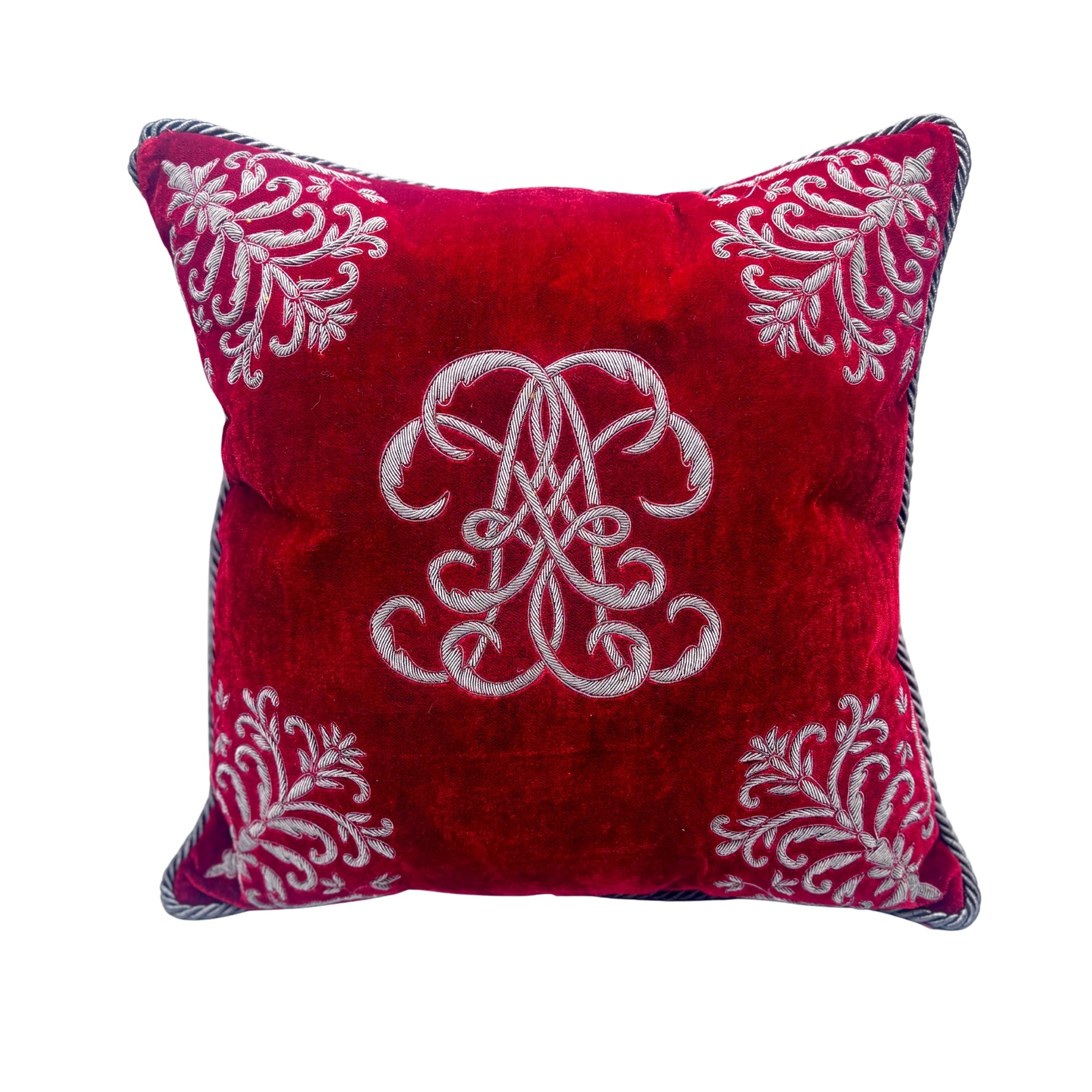 Coussin 40x40 en velours rouge brodé à la main, motifs floraux argentés et passepoil torsadé gris en bordure