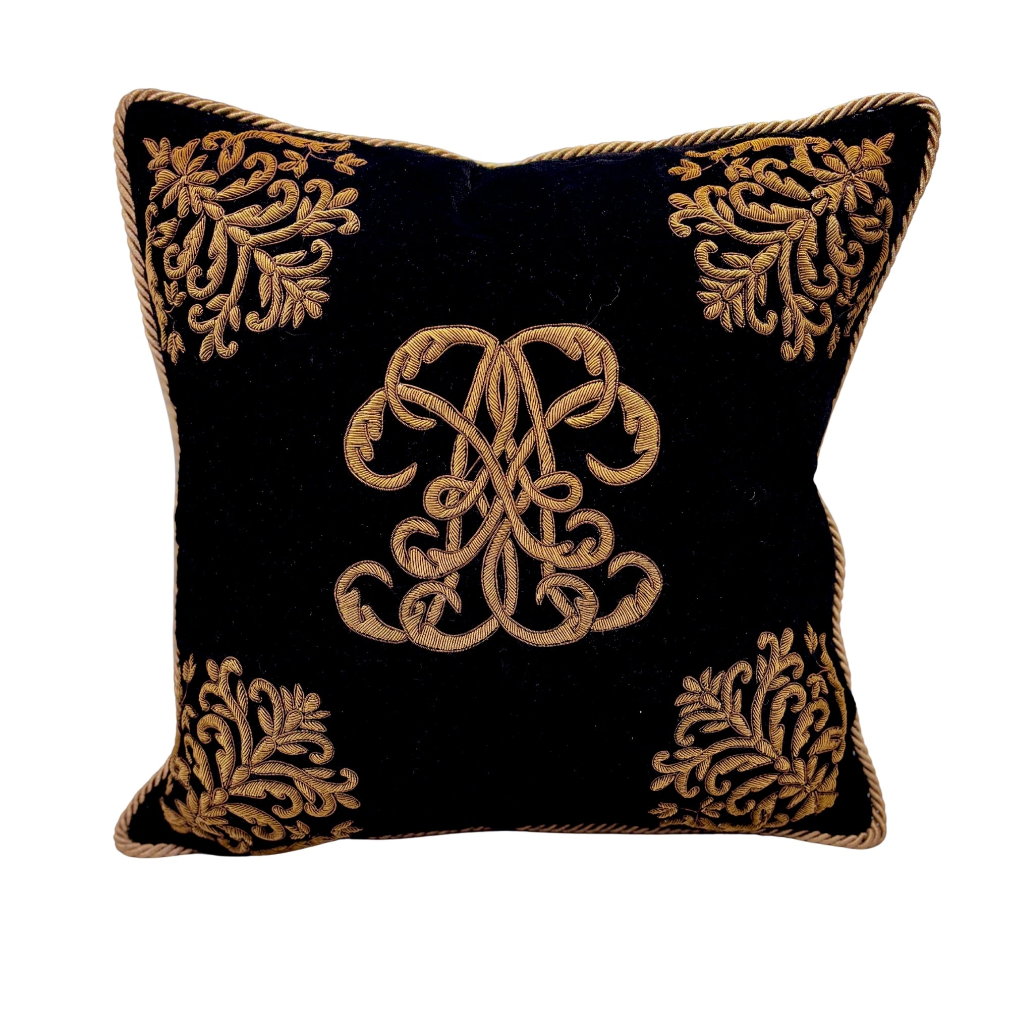 Coussin 40x40 noir brodé main, motifs baroques dorés et passepoil torsadé assorti