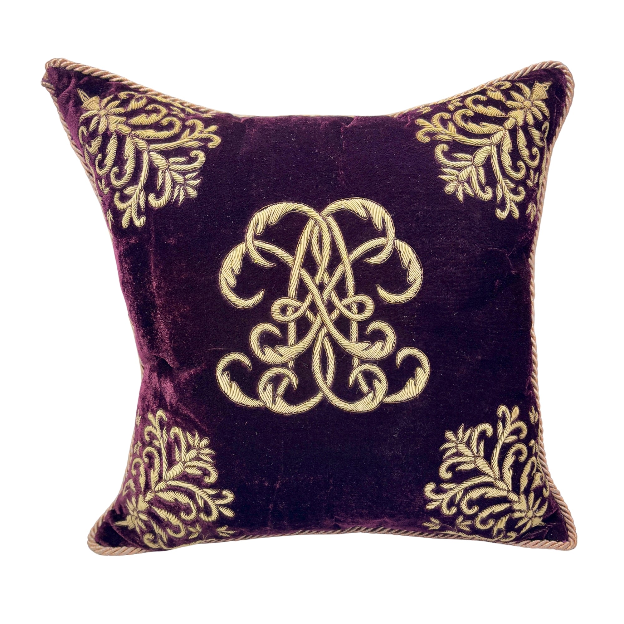 Coussin 40x40 en velours violet brodé main, motifs floraux dorés et arabesque centrale, passepoil torsadé