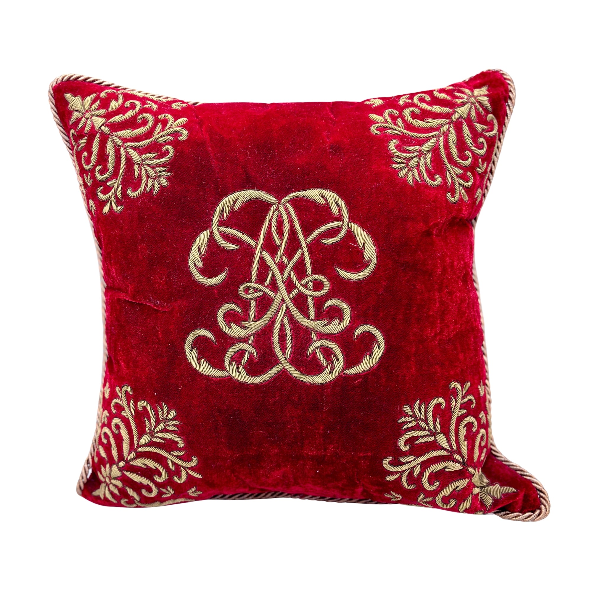 Coussin 40x40 en velours rouge, broderies dorées faites main et finition passepoil torsadé