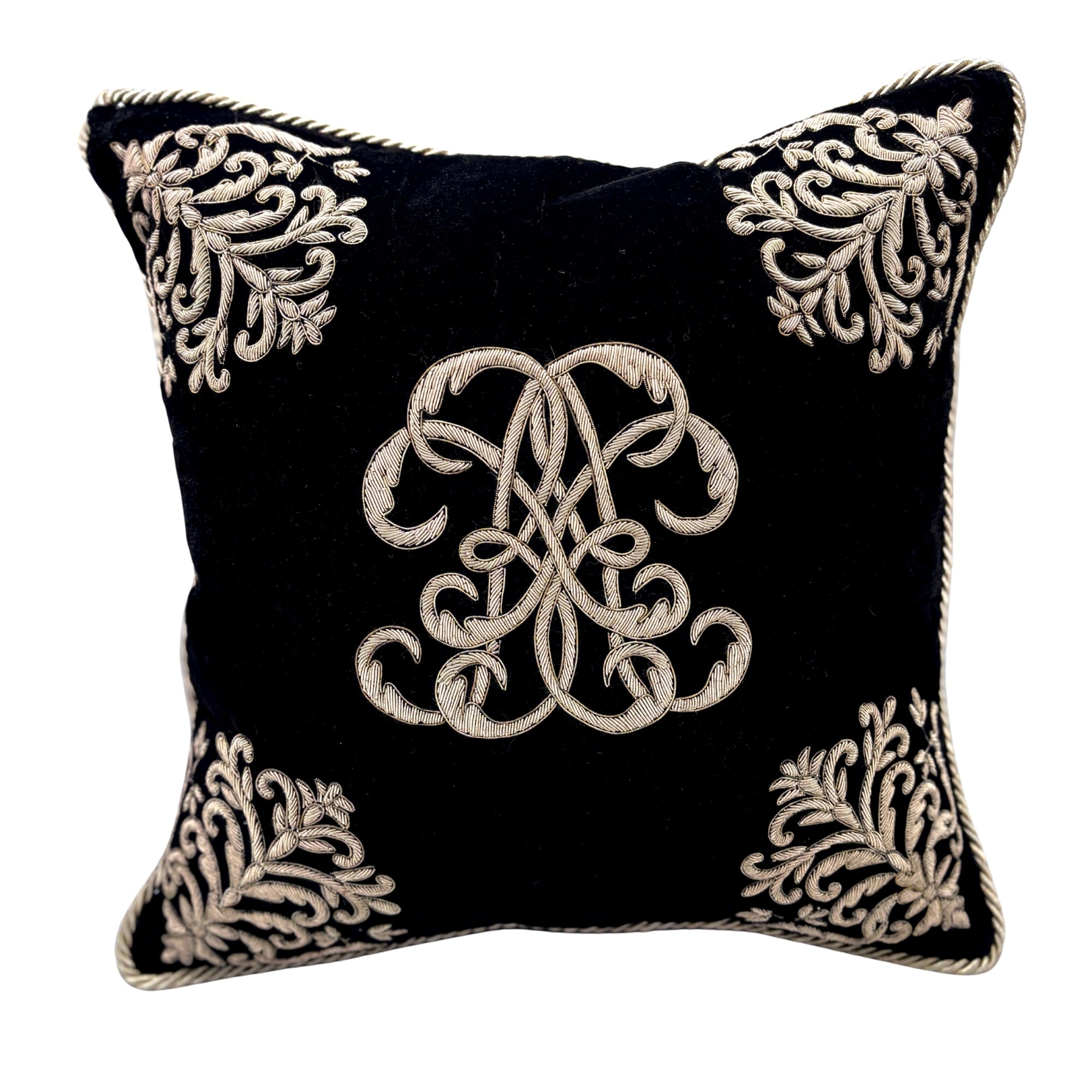 Coussin 40x40 en velours noir brodé main, motifs baroques dorés et finition passepoil torsadé