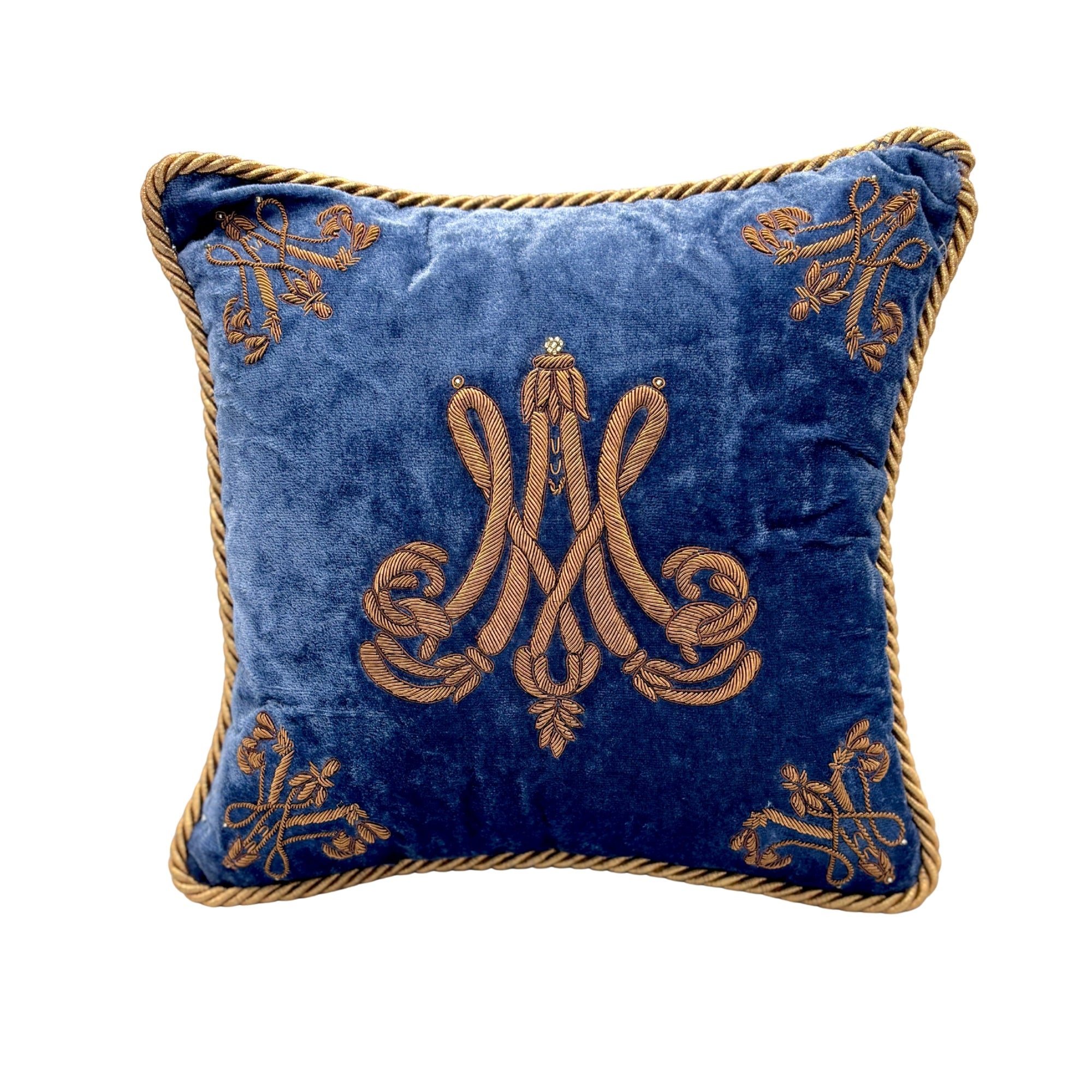 Coussin 30x30 en velours bleu brodé main, monogramme doré style Marie-Antoinette et bordure torsadée or