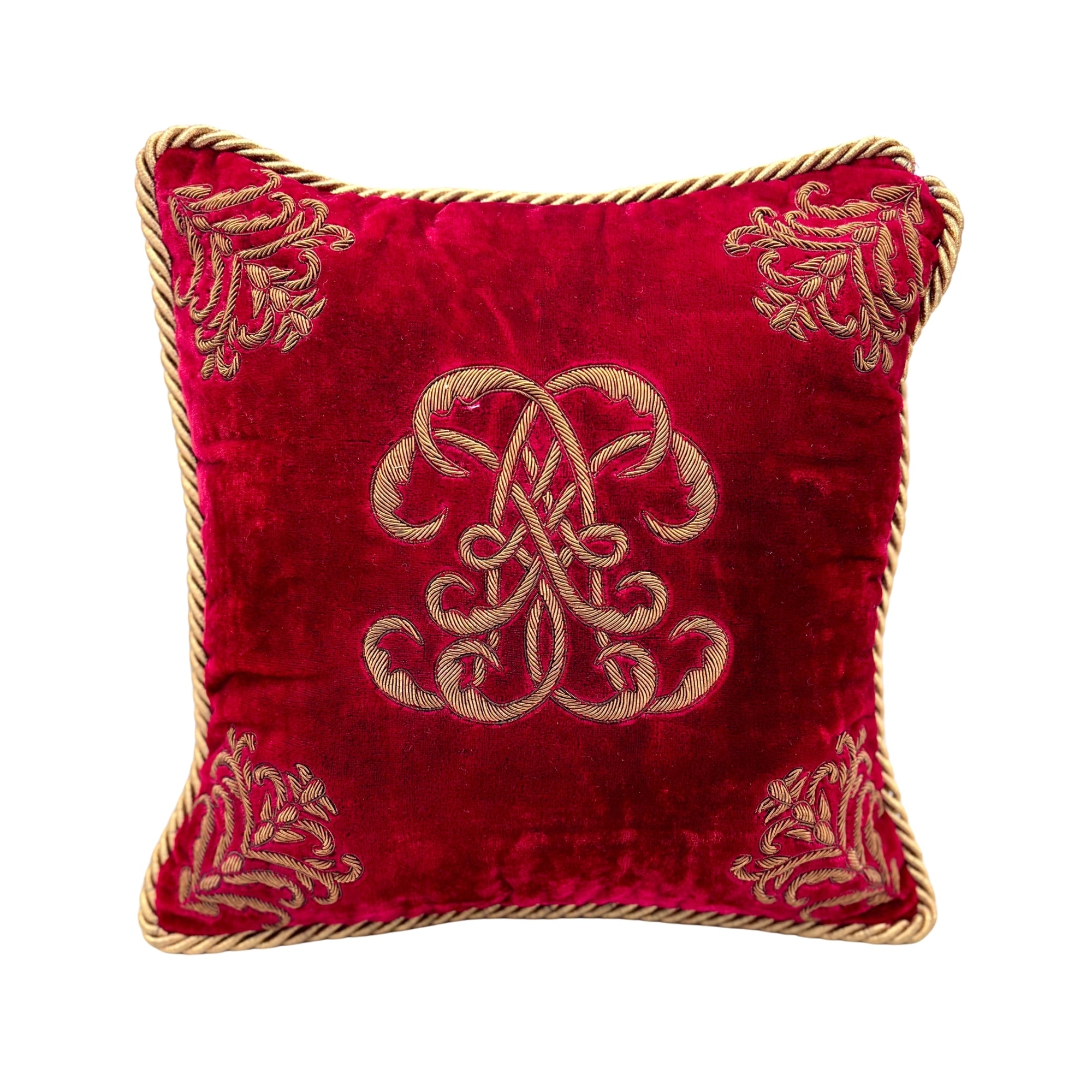 Coussin 30x30 en velours rouge brodé main, motifs dorés et finition passepoil torsadé beige