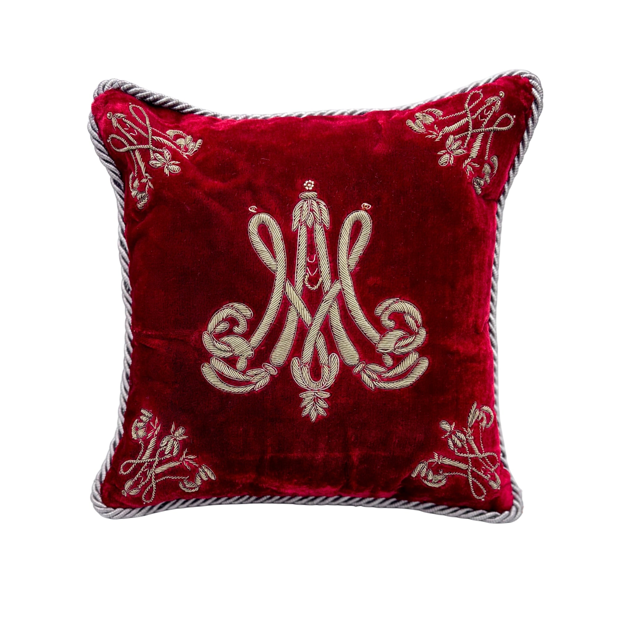 Coussin 30x30 en velours rouge, broderies dorées style monogramme et passepoil torsadé gris, fait main