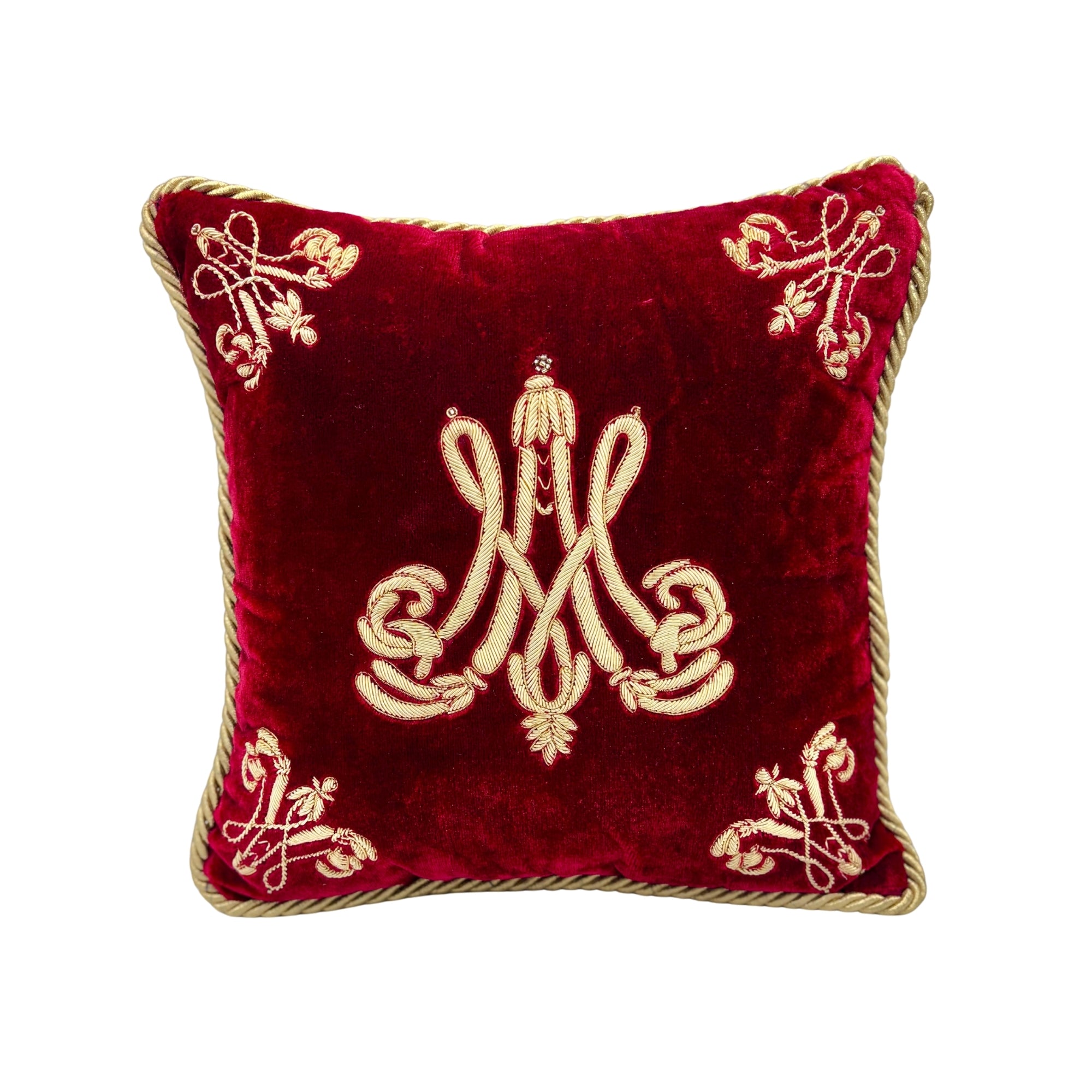 Coussin 30x30 en velours rouge brodé main, motif monogramme doré et passepoil torsadé or