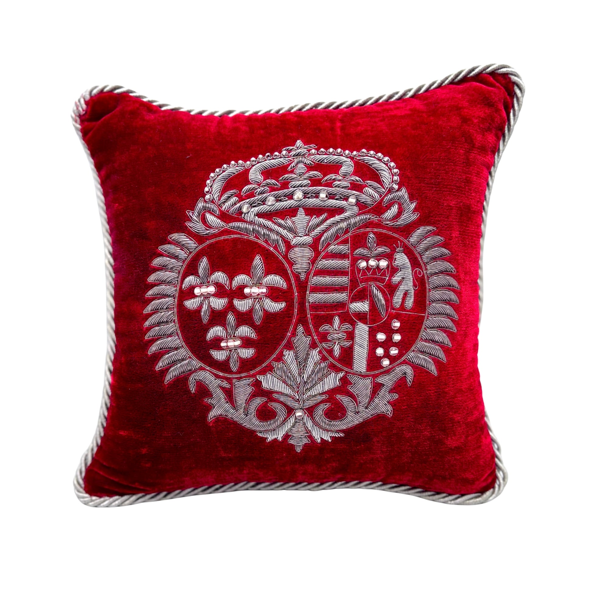 Coussin 30x30 en velours rouge, brodé main des armes de Marie-Antoinette en fil argenté, finition passepoil torsadé