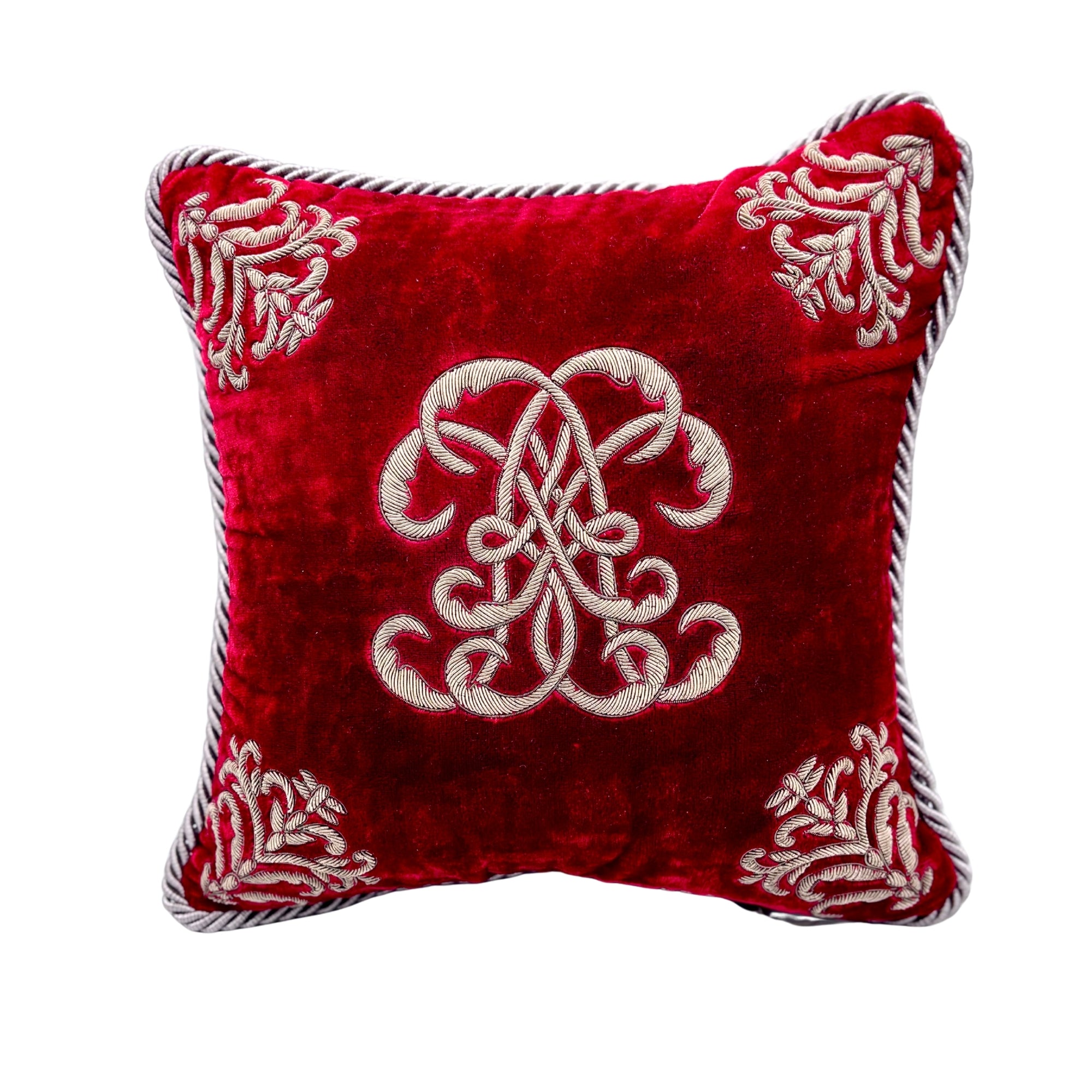 Coussin 30x30 en velours rouge brodé main, motifs arabesques beiges et finition passepoil torsadé gris