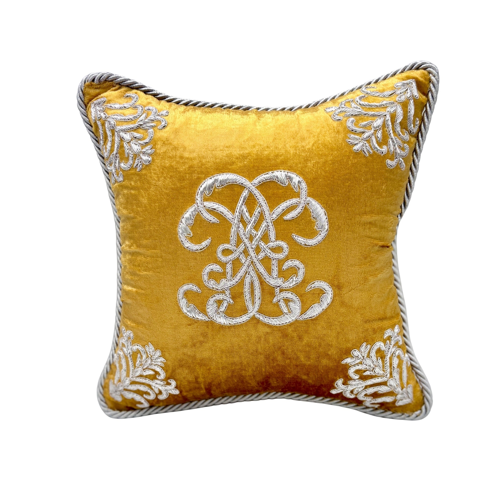 Coussin 30x30 en velours jaune, broderies blanches ornementales et passepoil torsadé gris argenté