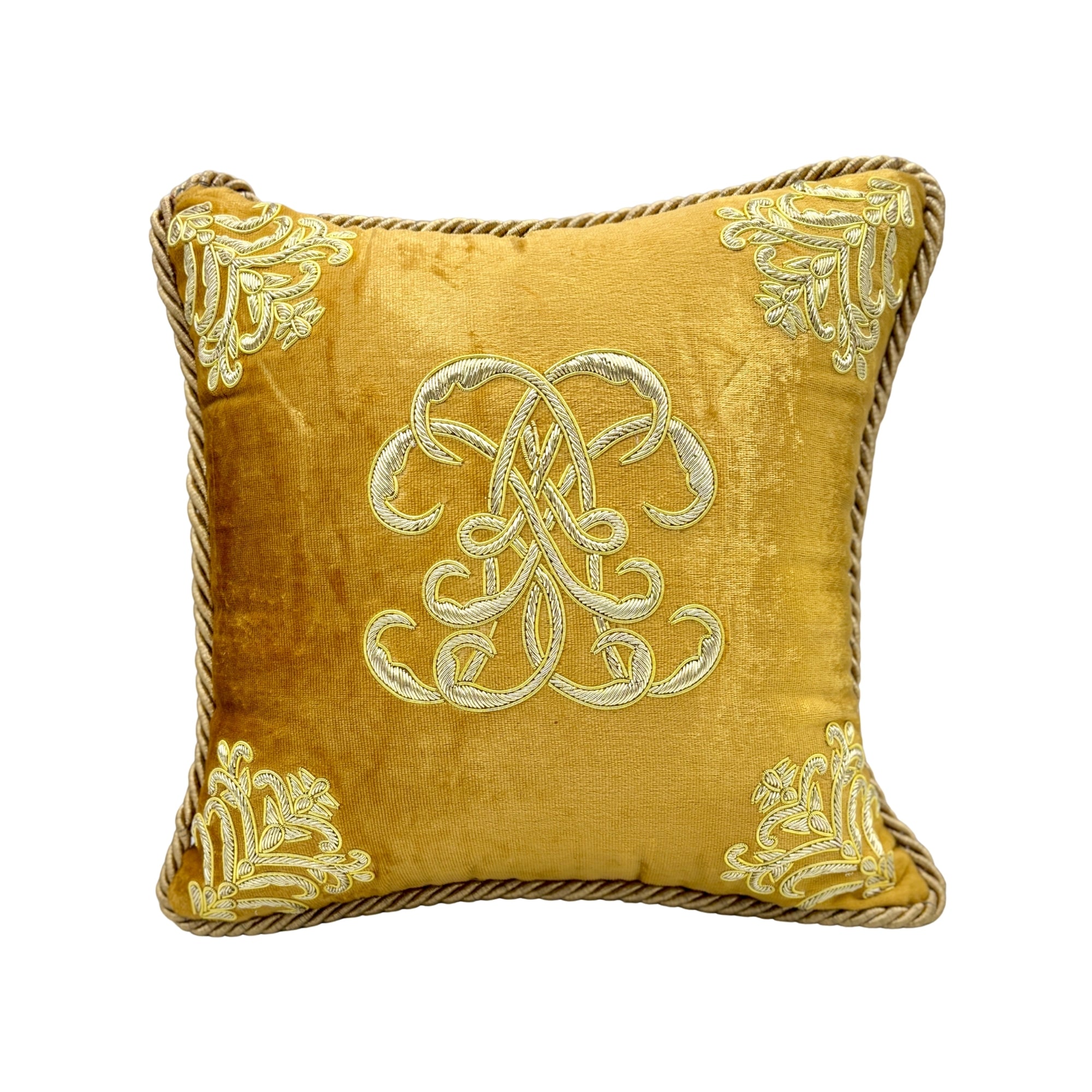 Coussin 30x30 en velours doré, broderies florales ivoire faites main et finition passepoil torsadé