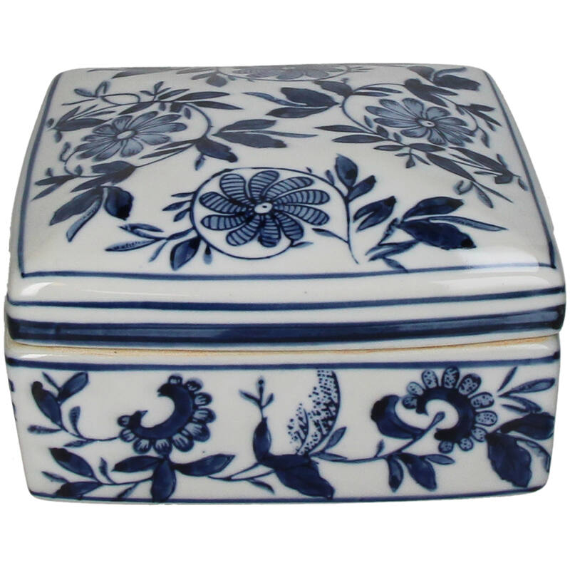 Boîte en porcelaine blanche décorée de fleurs bleues et motifs feuillagés
