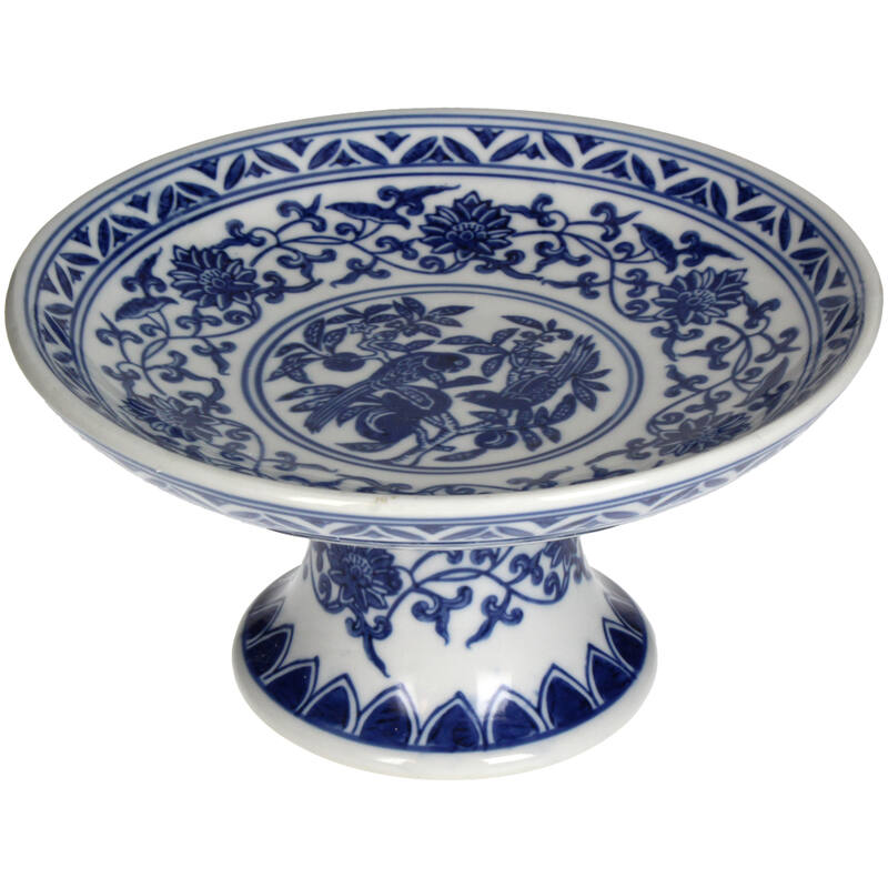 Plateau en porcelaine blanche sur pied, décor floral bleu avec oiseaux et frise géométrique