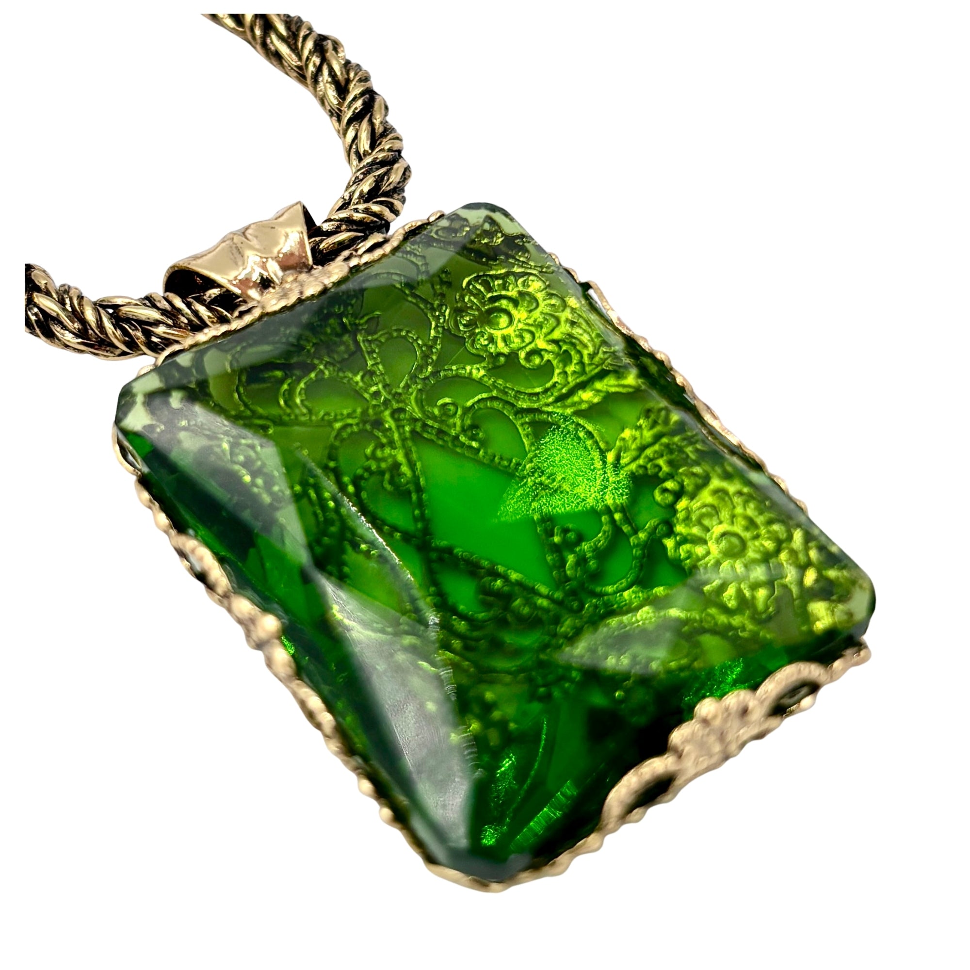 Collier pendentif en cristal vert facetté, motifs floraux gravés, monture dorée et chaîne torsadée