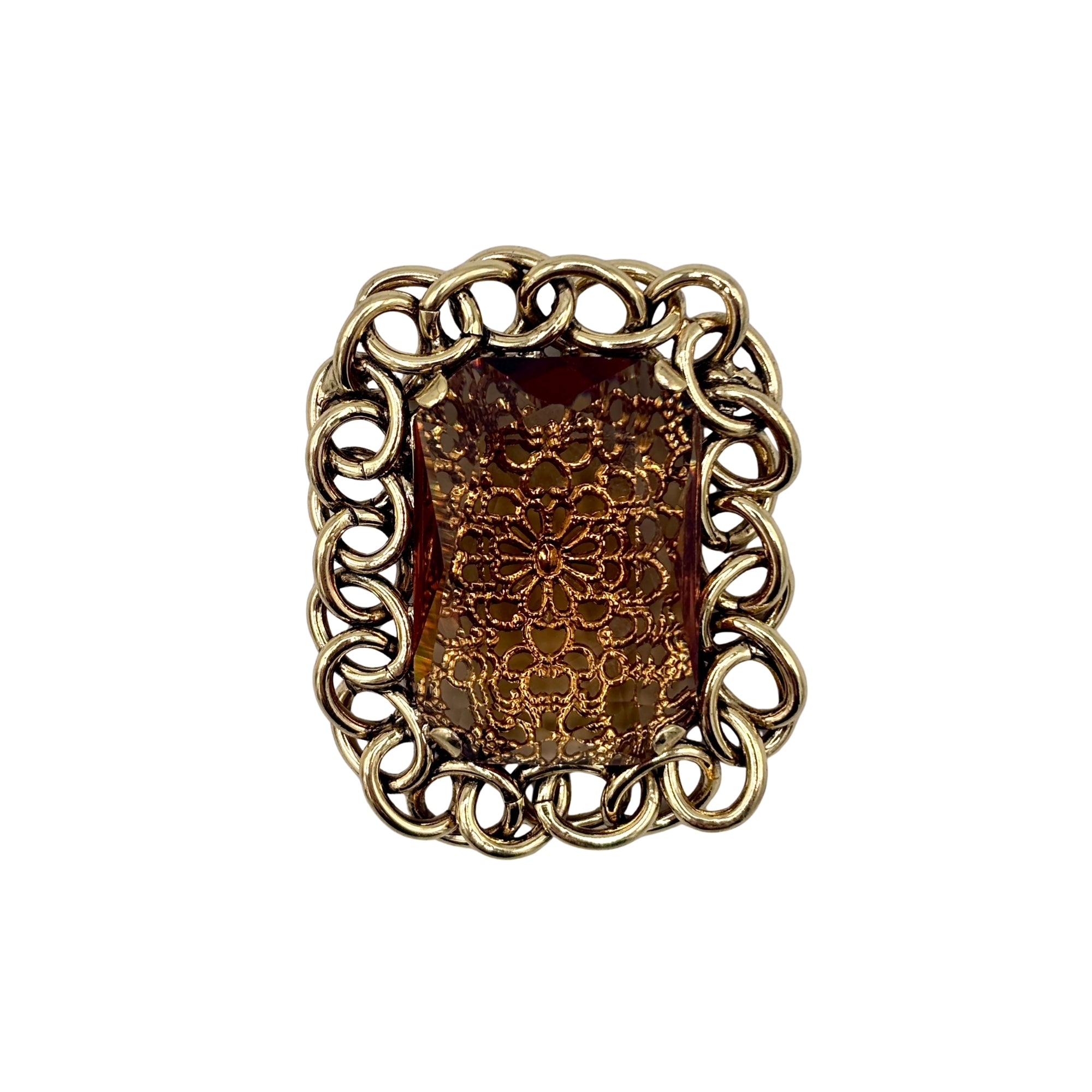 Broche rectangulaire en cristal ambré à motif floral, encadrée d’anneaux dorés entrelacés style chaîne