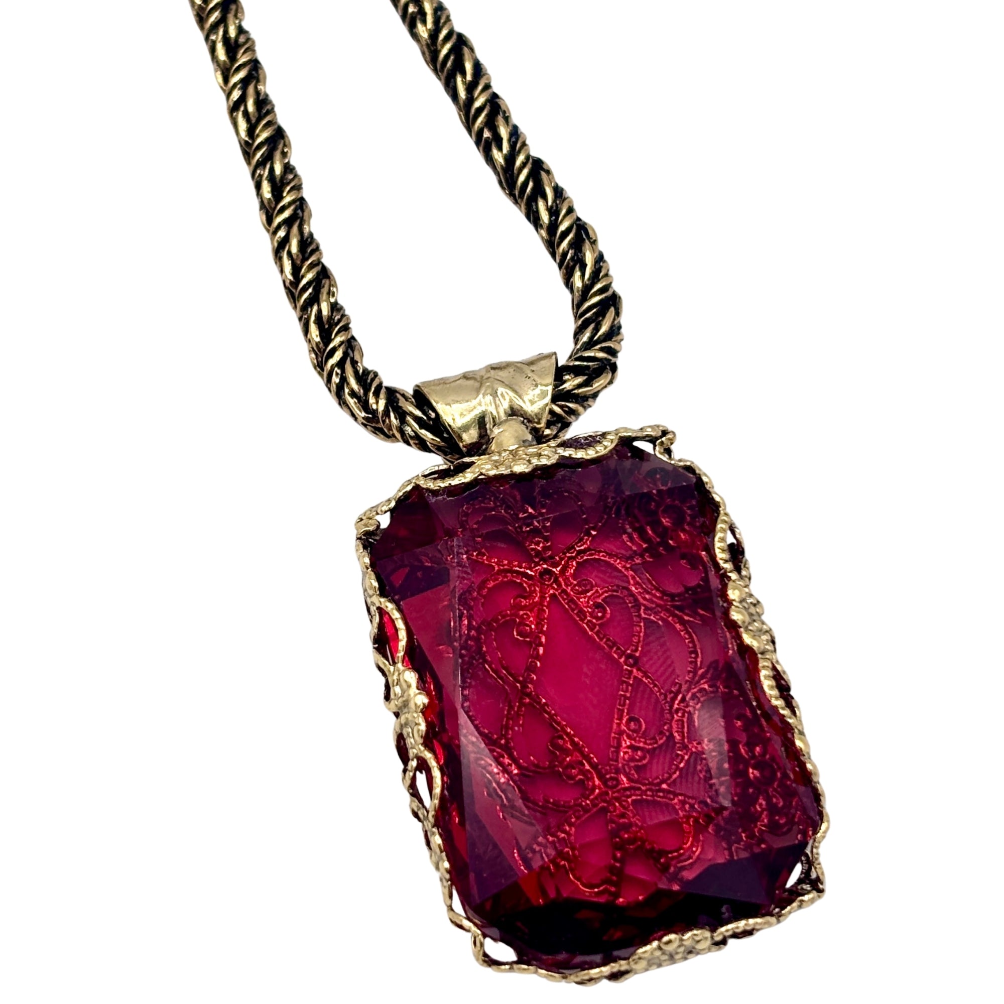 Collier avec pendentif rectangulaire en cristal rouge orangé facetté, monture dorée ajourée et chaîne torsadée