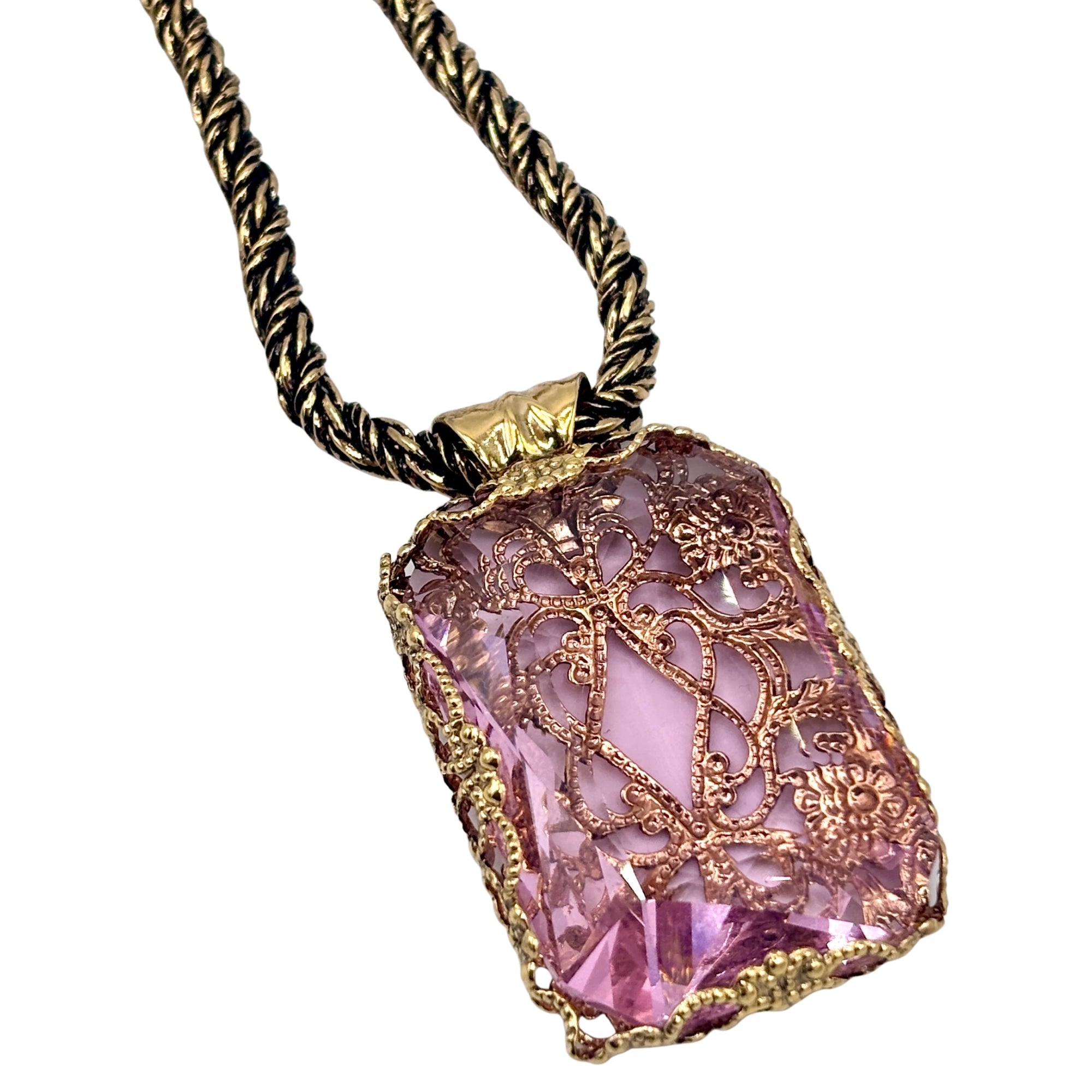 Collier pendentif en cristal rose clair facetté, monture dorée ajourée et chaîne torsadée en métal doré